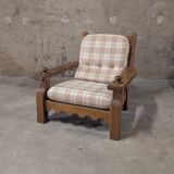 Salon vintage en bois massif avec coussins à carreaux