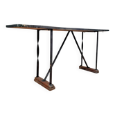 console / table de style industriel, pleine de caractère.