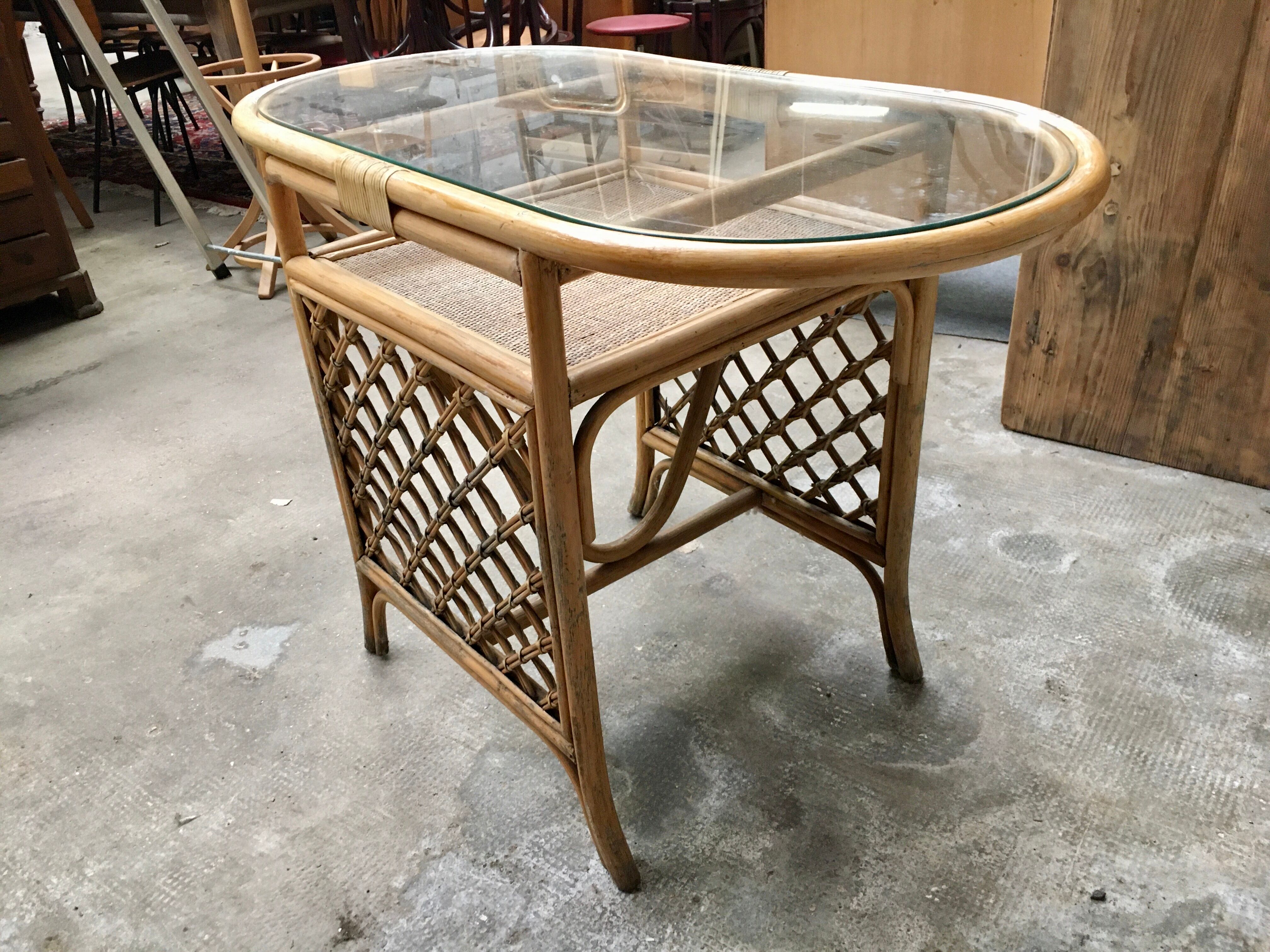 Table de repas à manger en verre et rotin