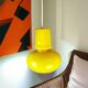 Lampe suspendue moderne du milieu du siècle en verre opalin jaune