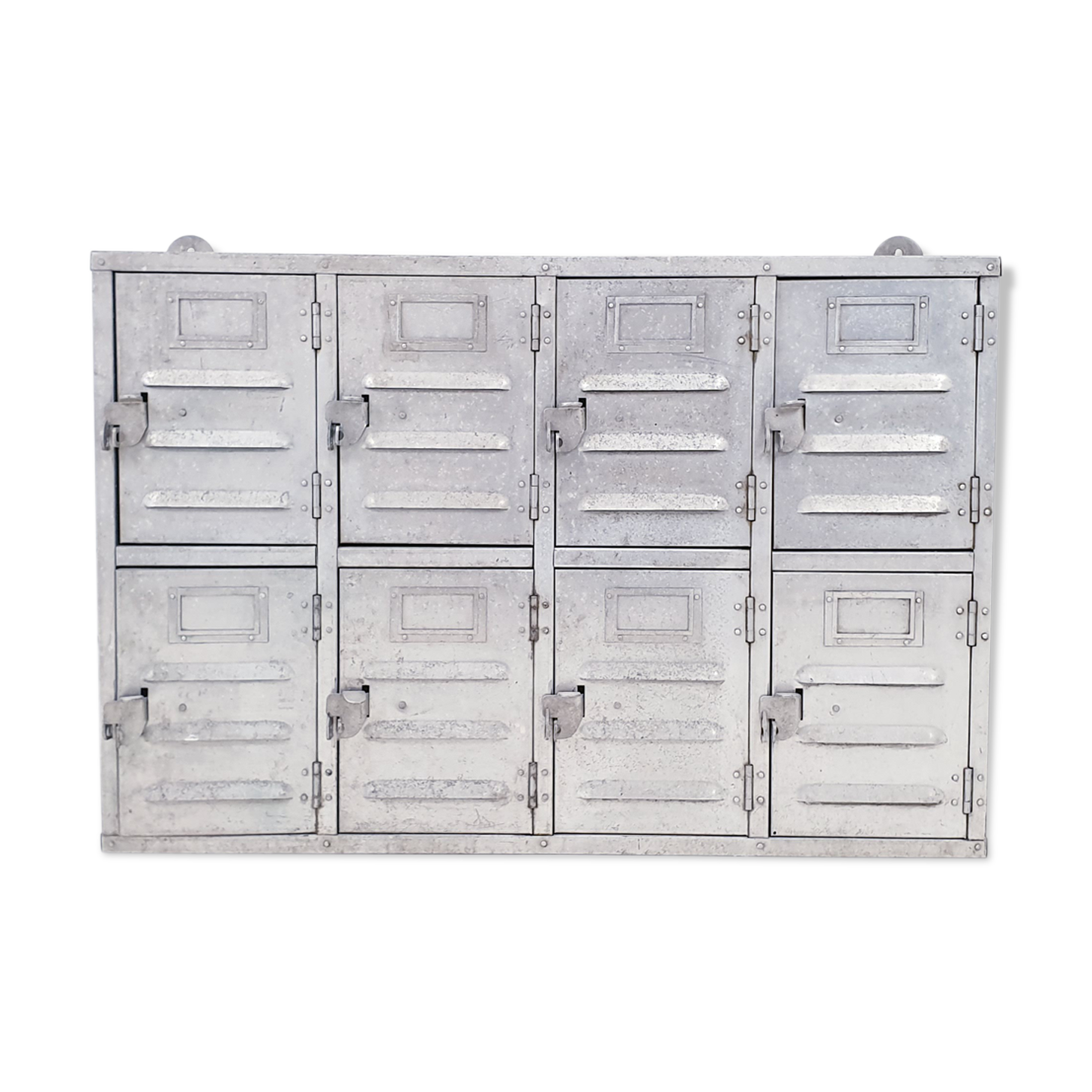 Industrial furnishings in riveted aluminium