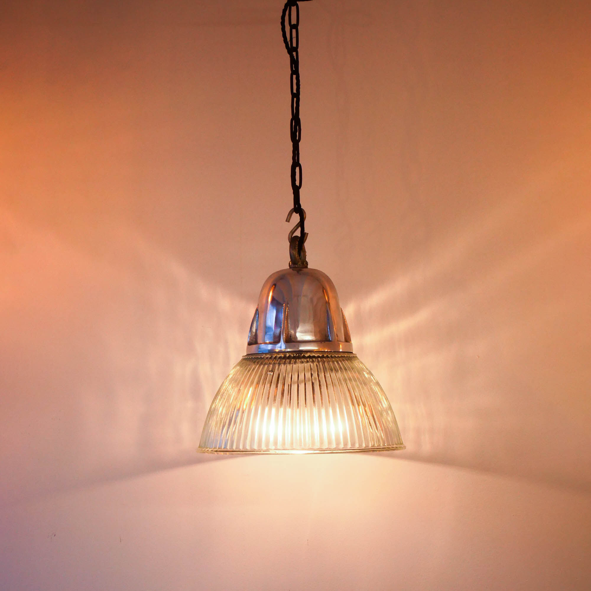 Suspension in ridged glass and support in polished cast aluminum