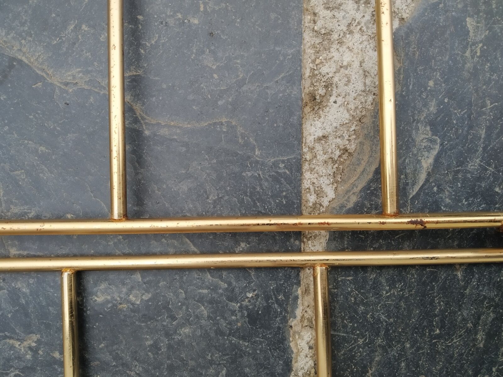 Etagère murale string bois-métal doré