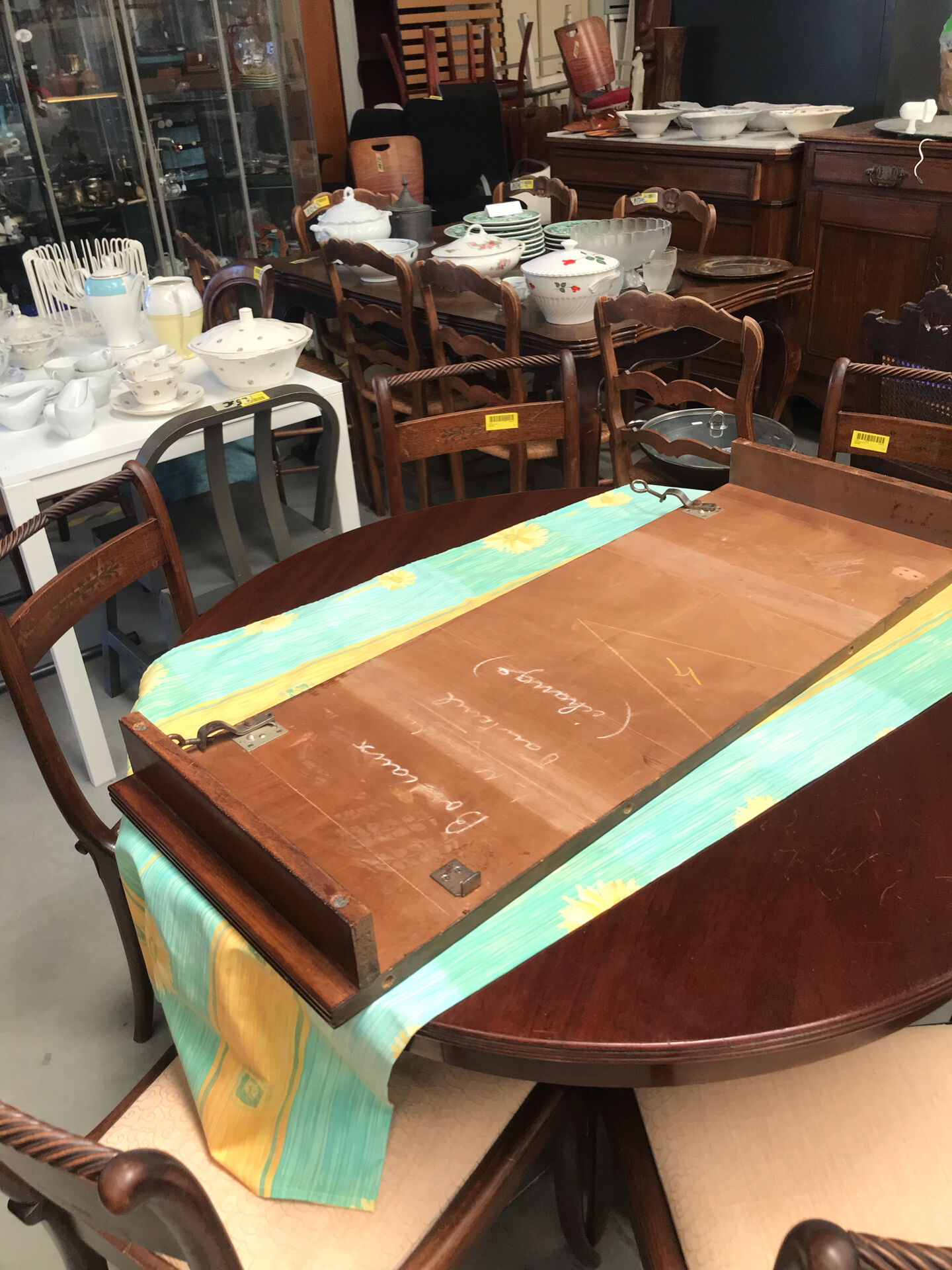 Round extendable dining table for six people, mahogany.