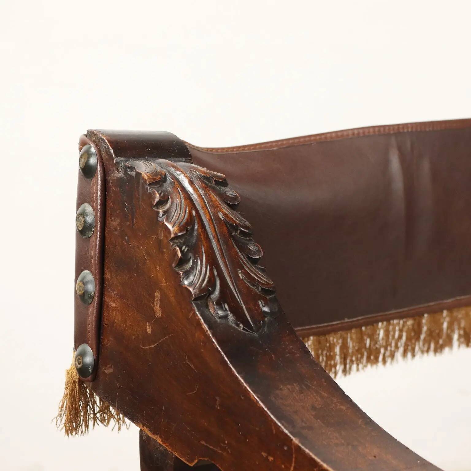Antique neo-Renaissance folding chair in walnut and leather, Italy, 20th century.