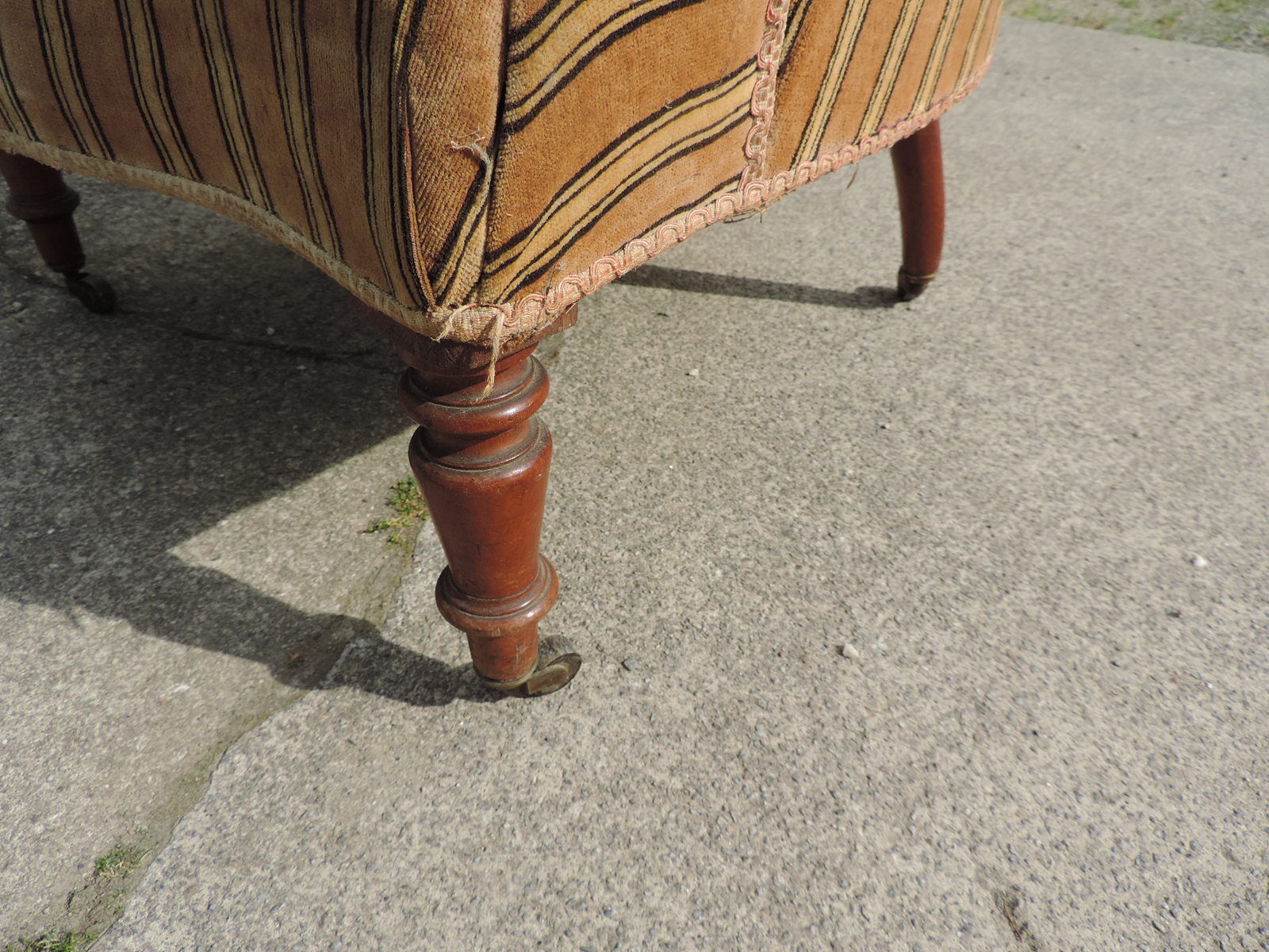 Old toad armchair