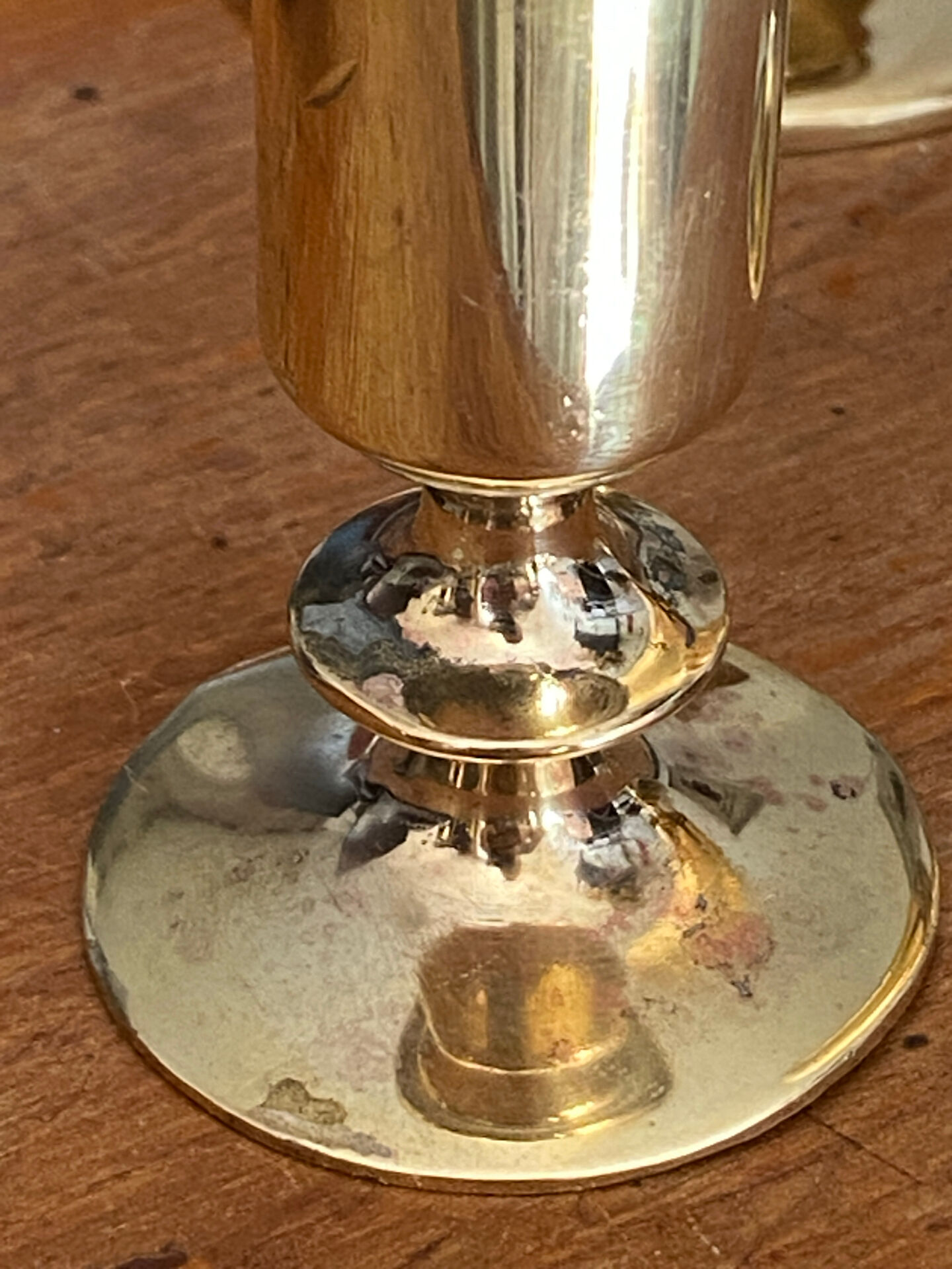 Set of candlesticks and tubular vases in solid brass.