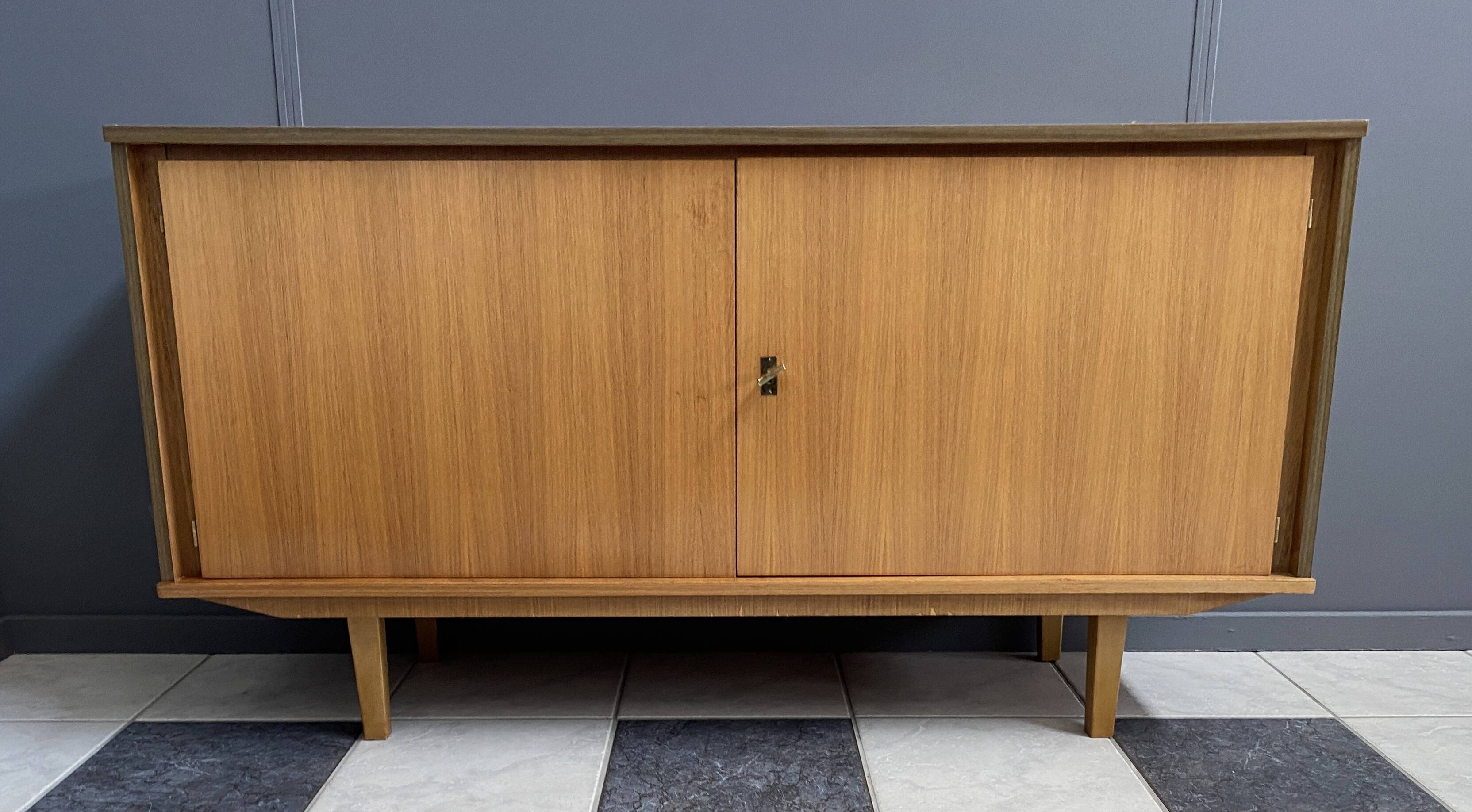 Buffet en bois à 2 portes de Suède