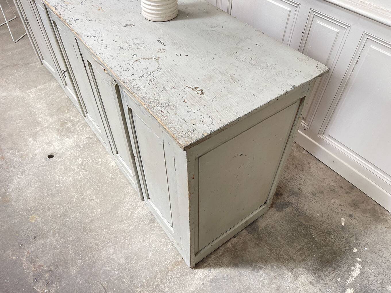 Enfilade vintage patine gris clair