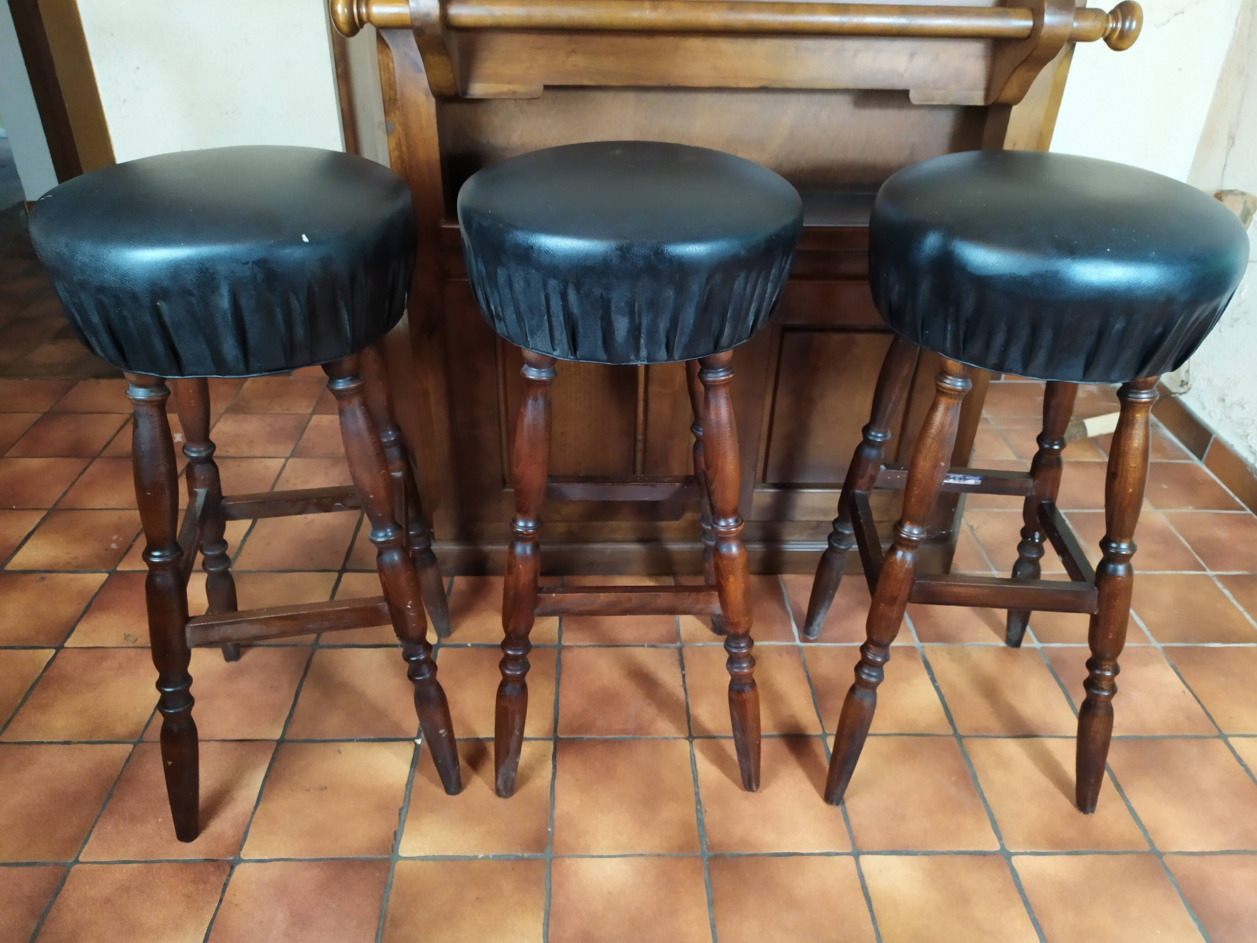Wooden bar + 3 wooden stool and black skaï of the brand macorest