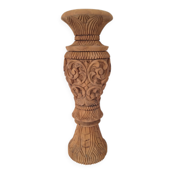 Vase en bois massif sculpté