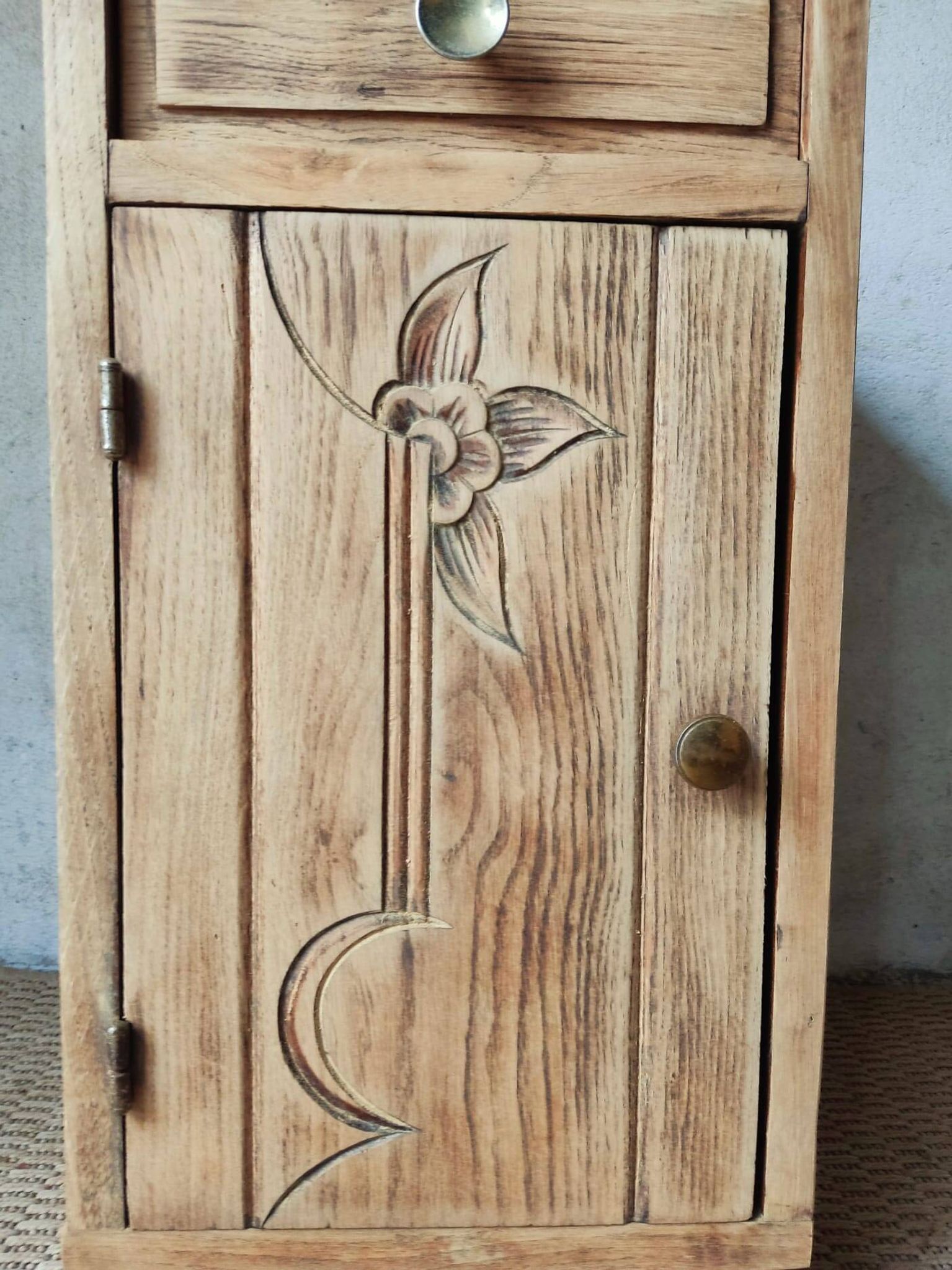 Petit meuble ancien en bois massif restauré