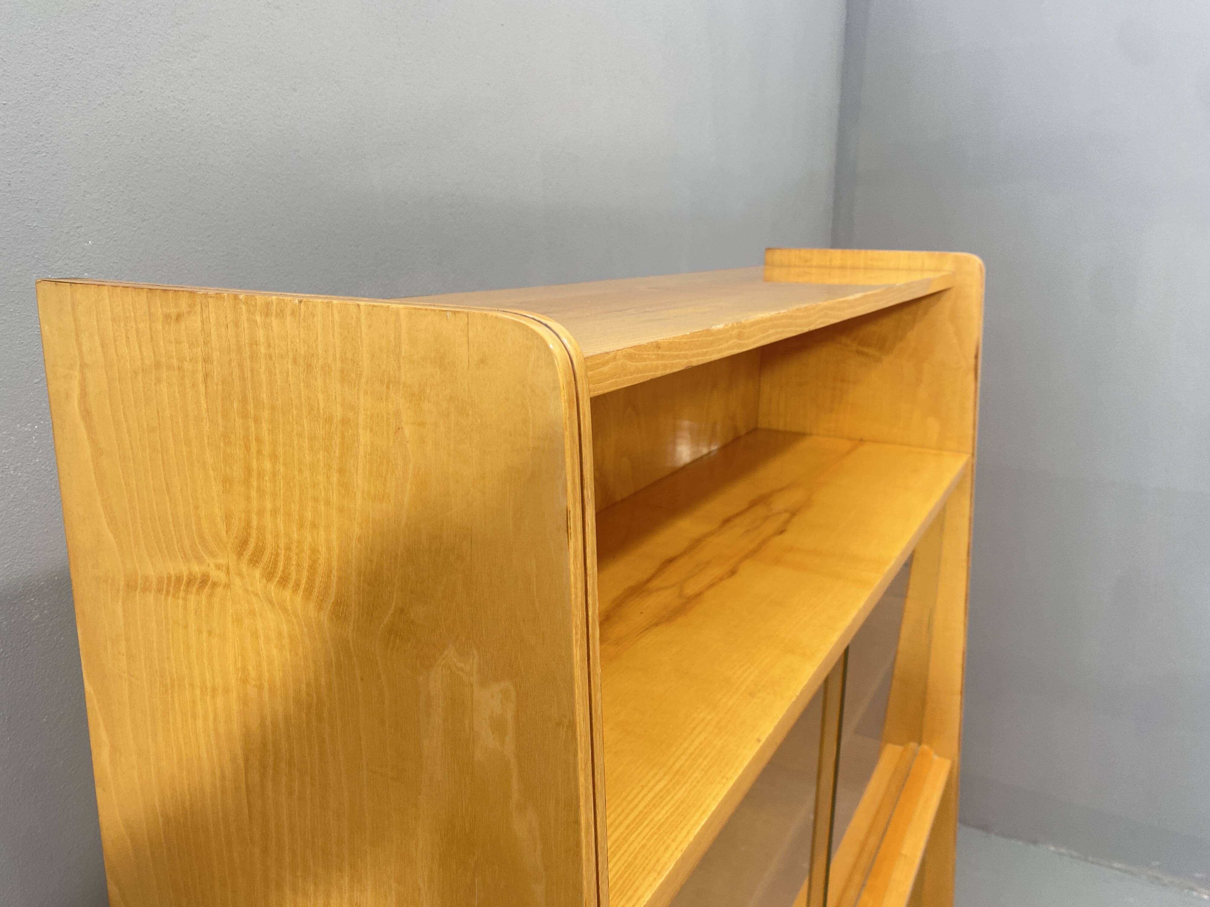 Bibliothèque vintage en noyer par František Jirák, 1960, Tchécoslovaquie