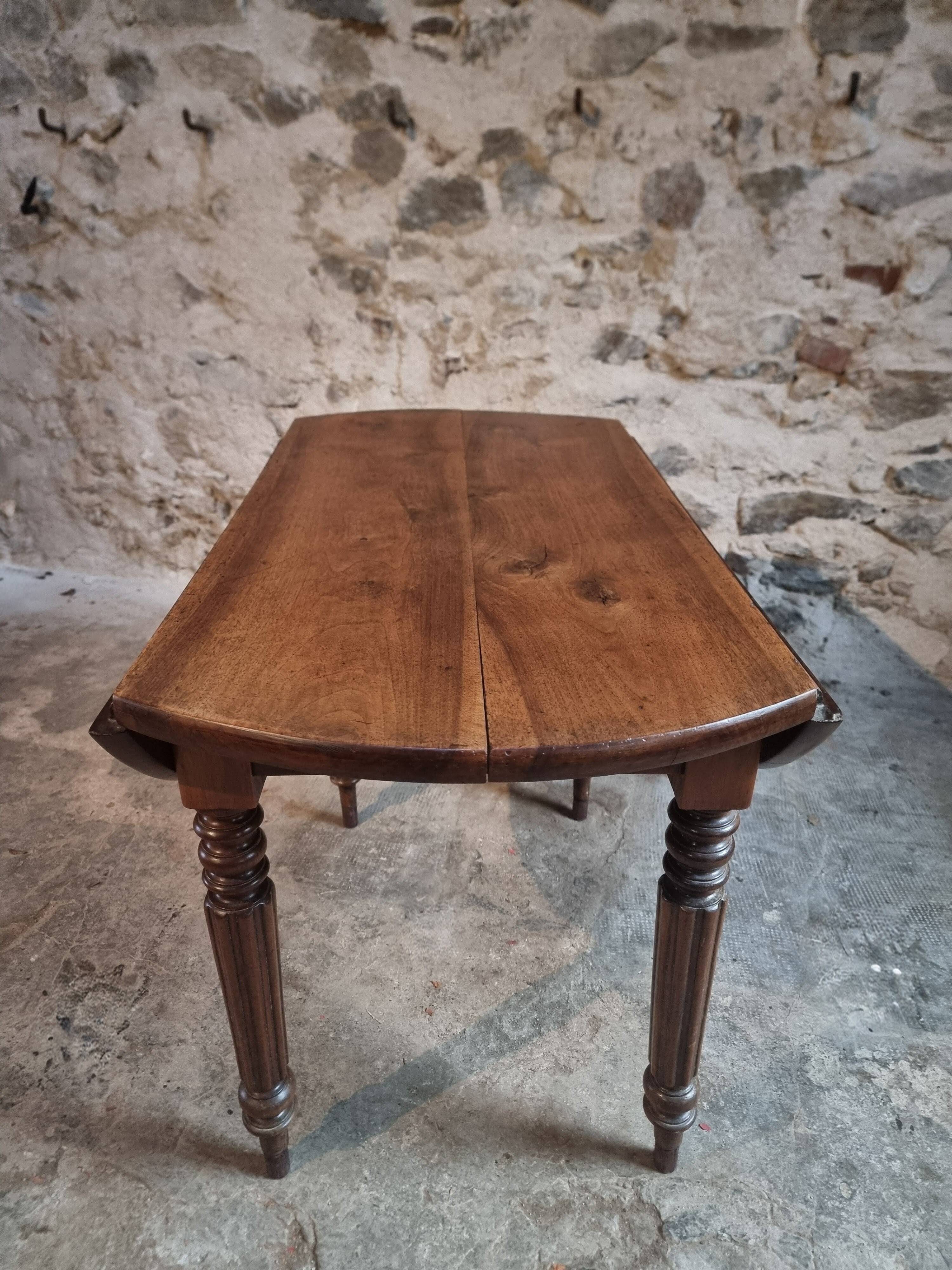 Table à abattants ancienne en noyer français – Table ovale avec rallonges pliantes des deux côtés, fin XIXe siècle