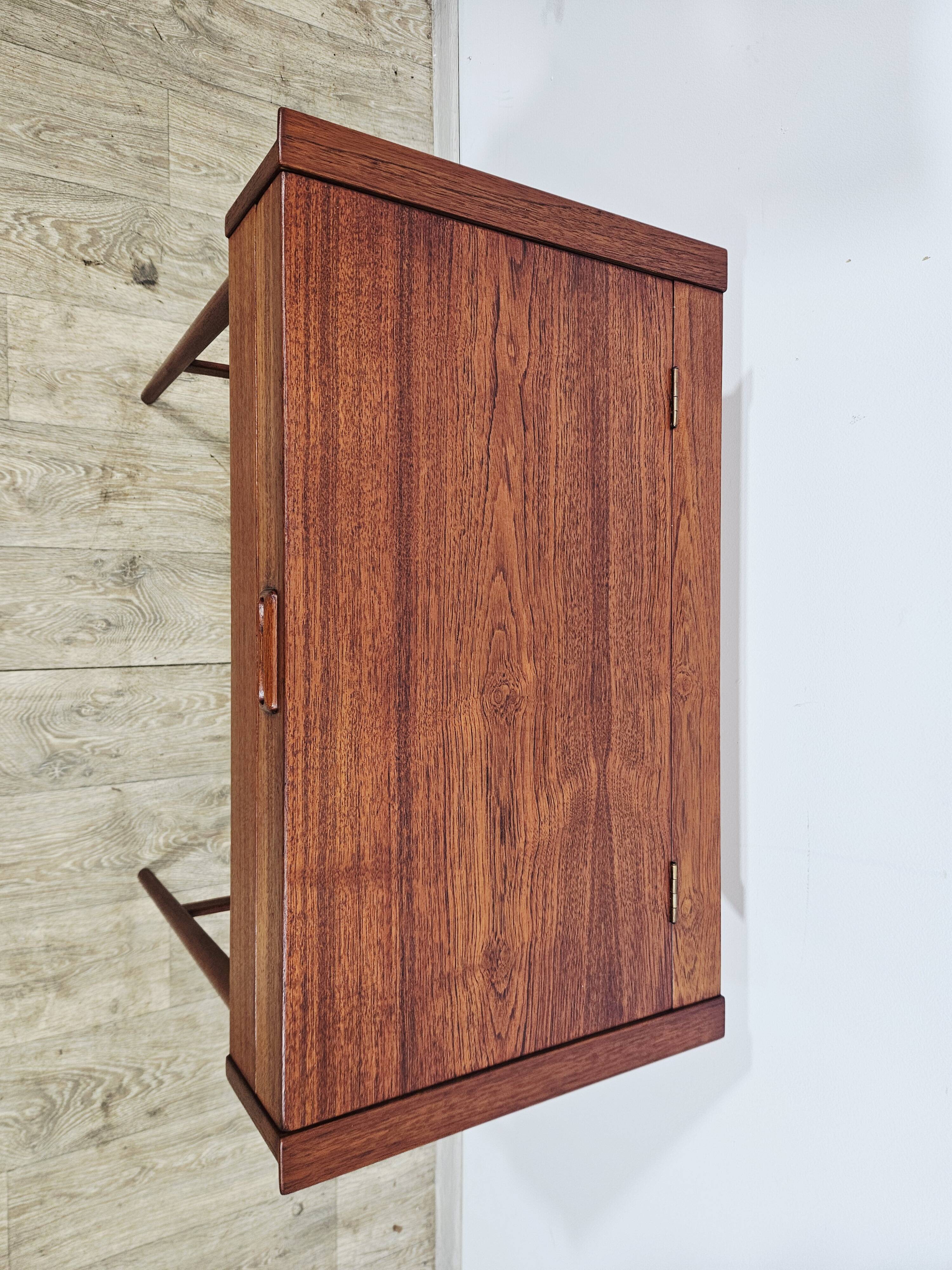 Coiffeuse en teck scandinave – Design danois des années 1960.