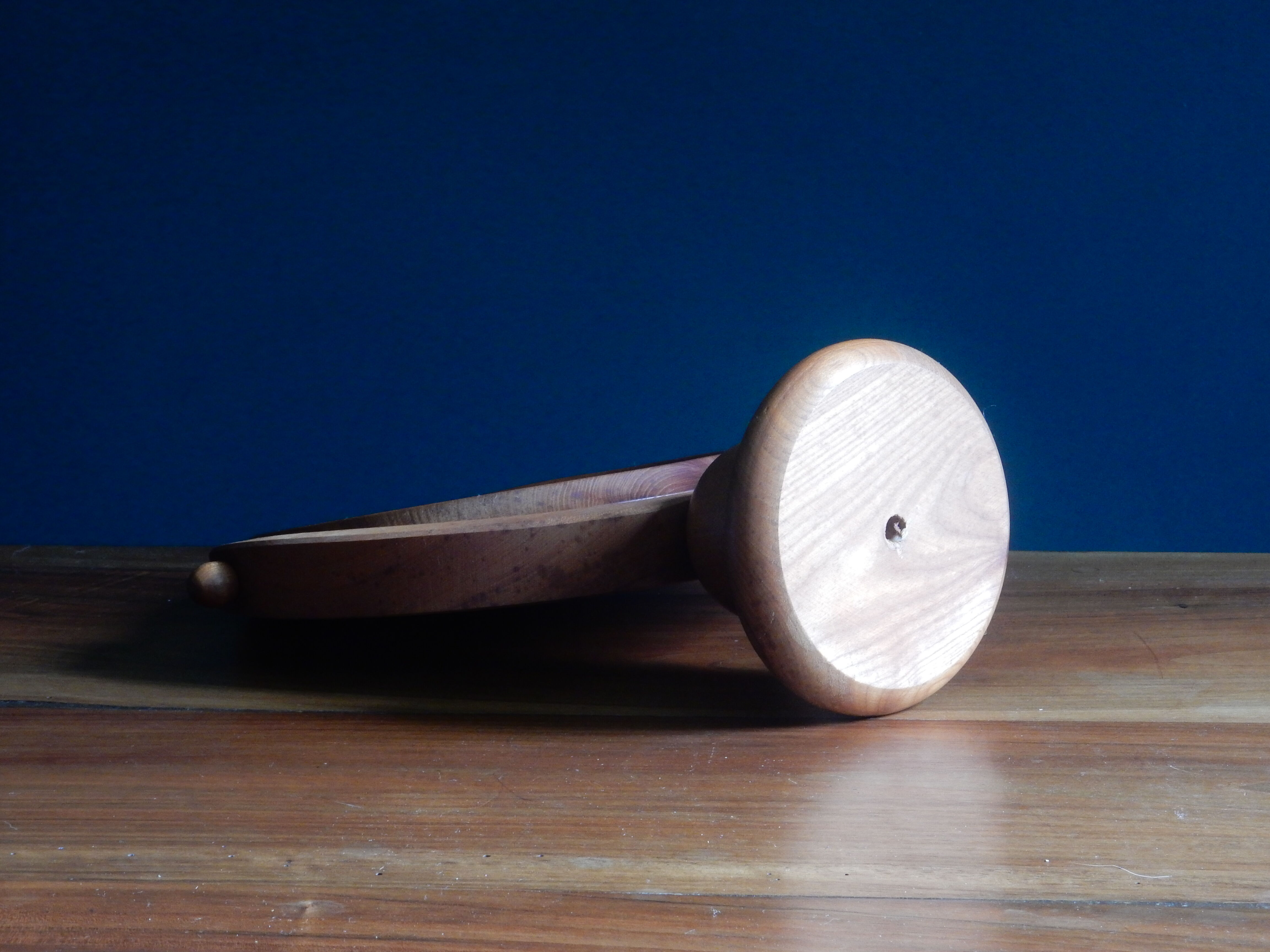 Round mirror psyche of wooden table
