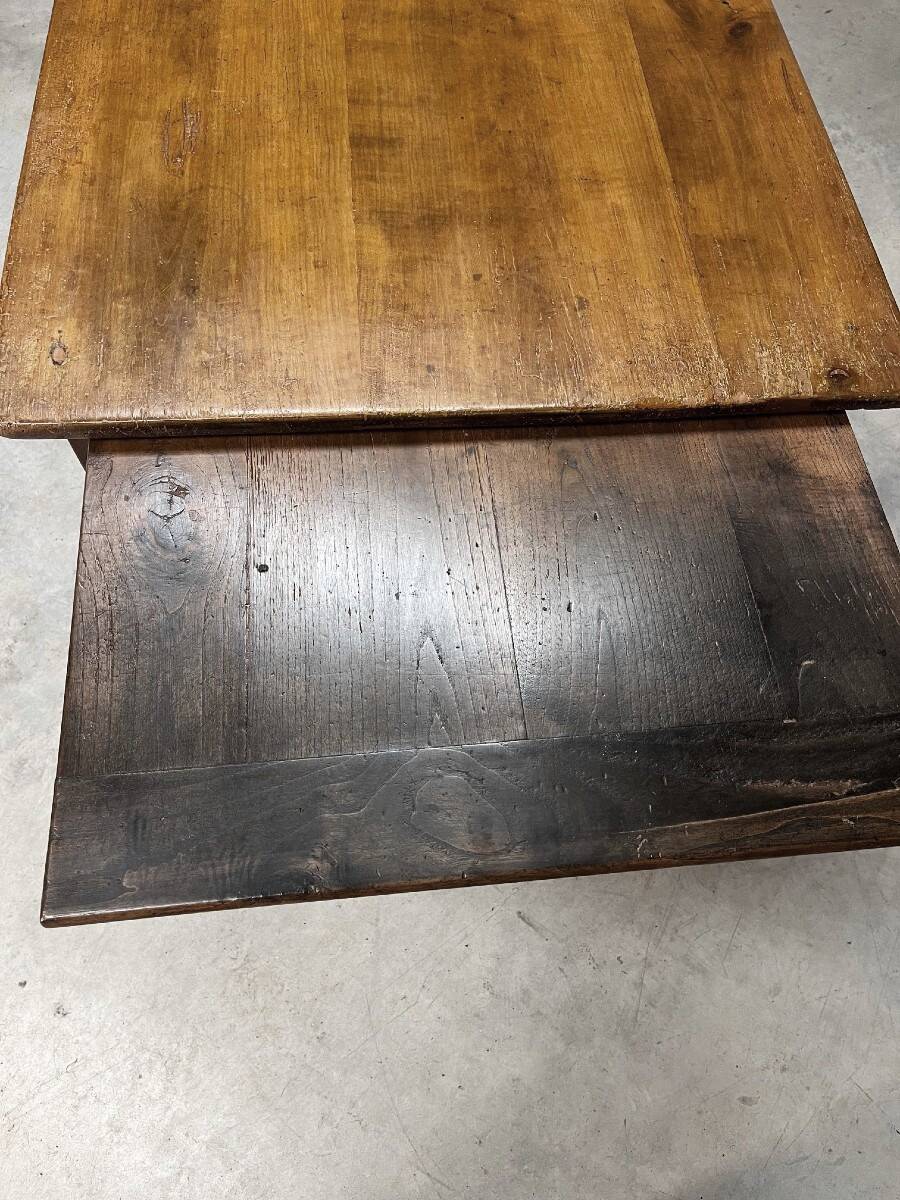 Farm table in cherry wood from the late 19th century.