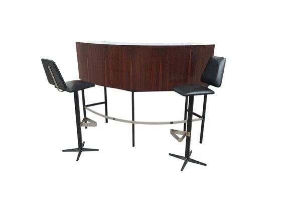 Bar en palissandre du milieu du XXe siècle avec tabourets de bar