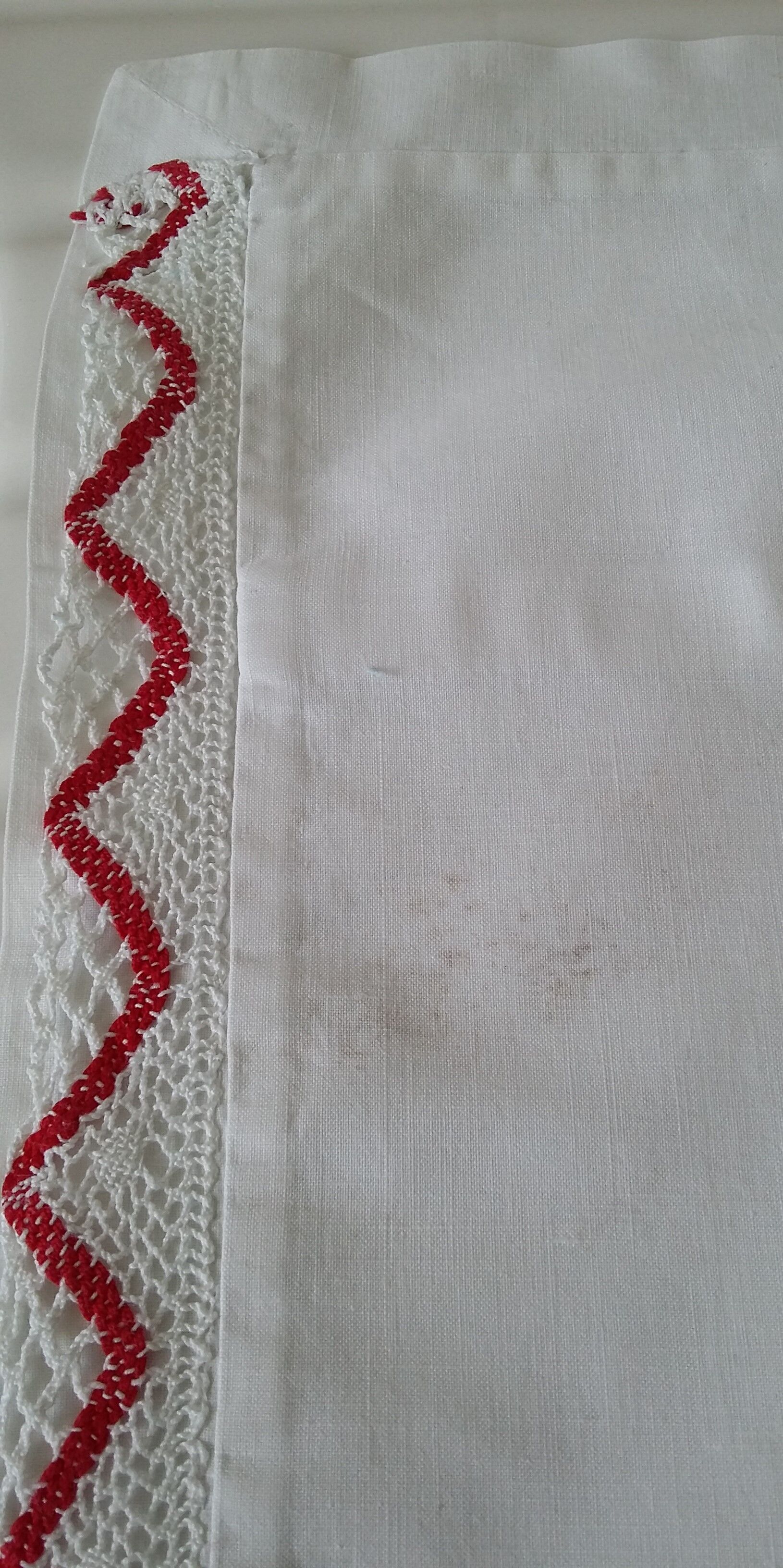 Taie enfant bordure rouge