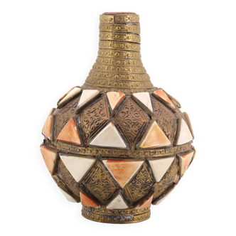 Vase Marocain en terre cuite, os et laiton