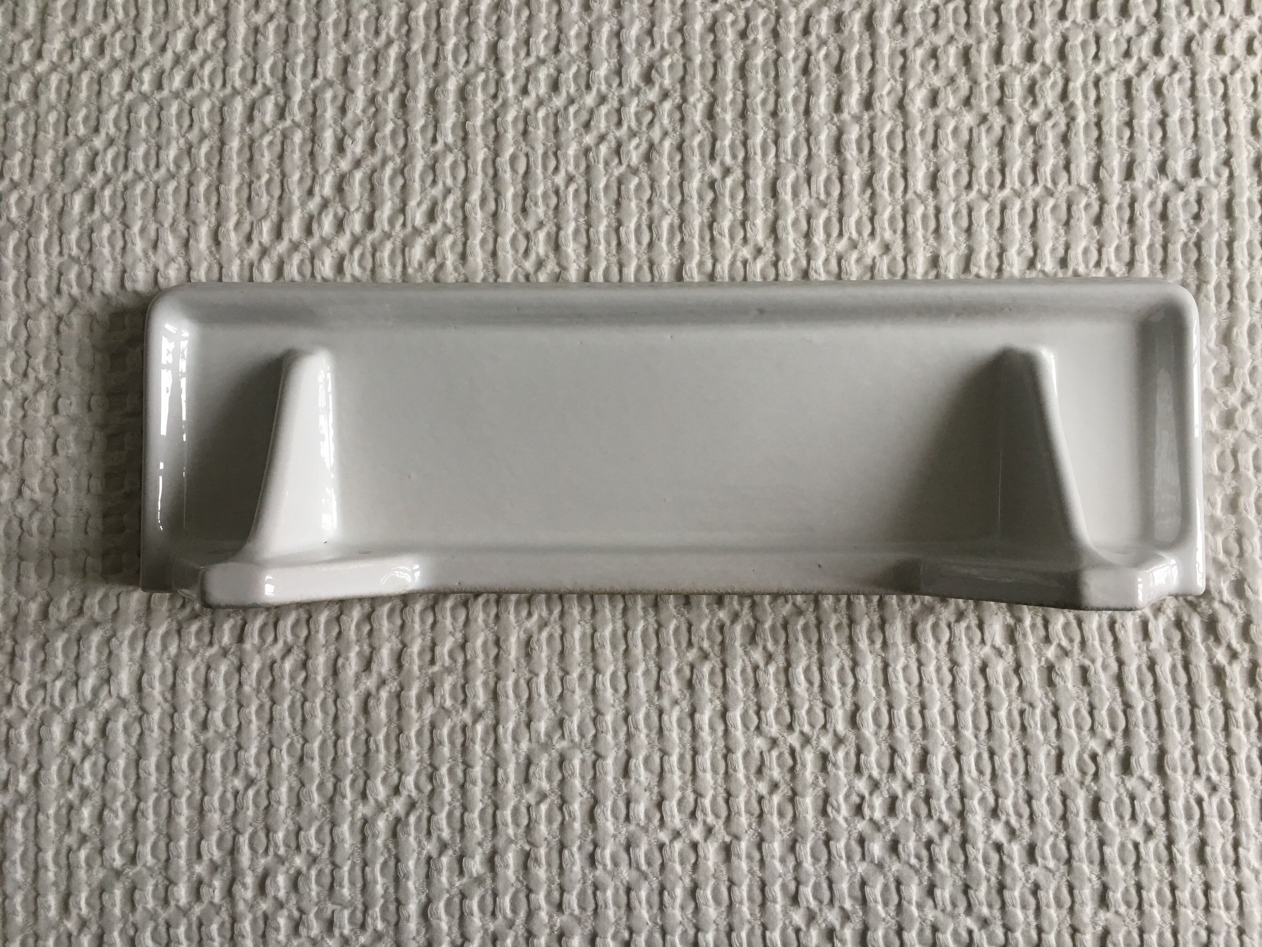 Shelf in white ceramic 1910