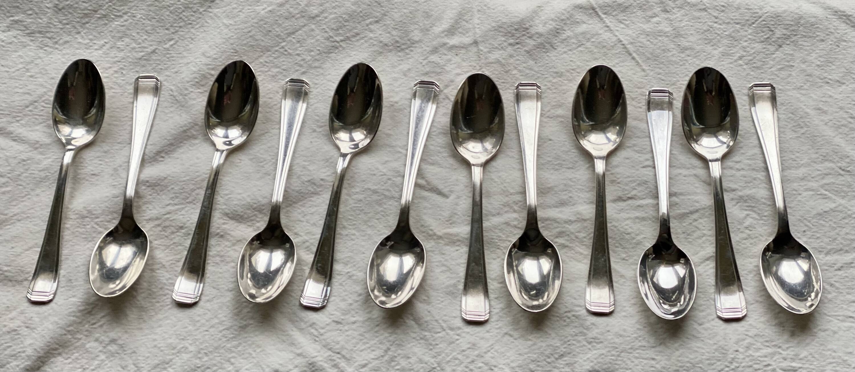 Set of 12 silver-plated metal Art Deco teaspoons.