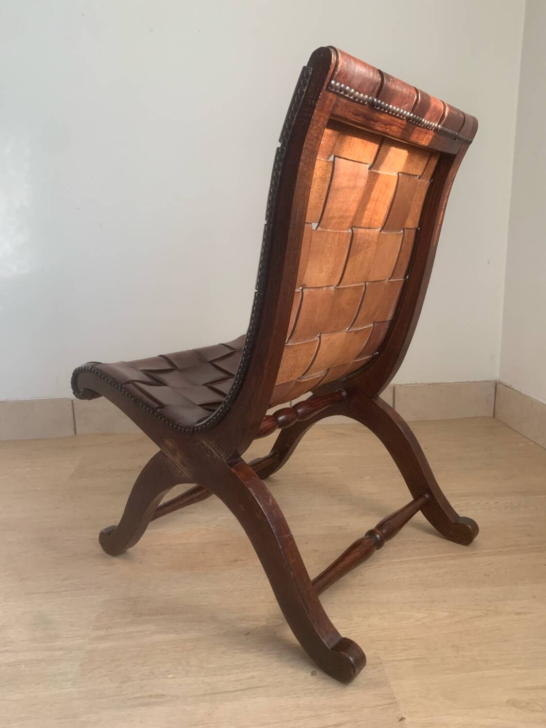 Chauffeuse en bois et cuir de Pierre Lottier