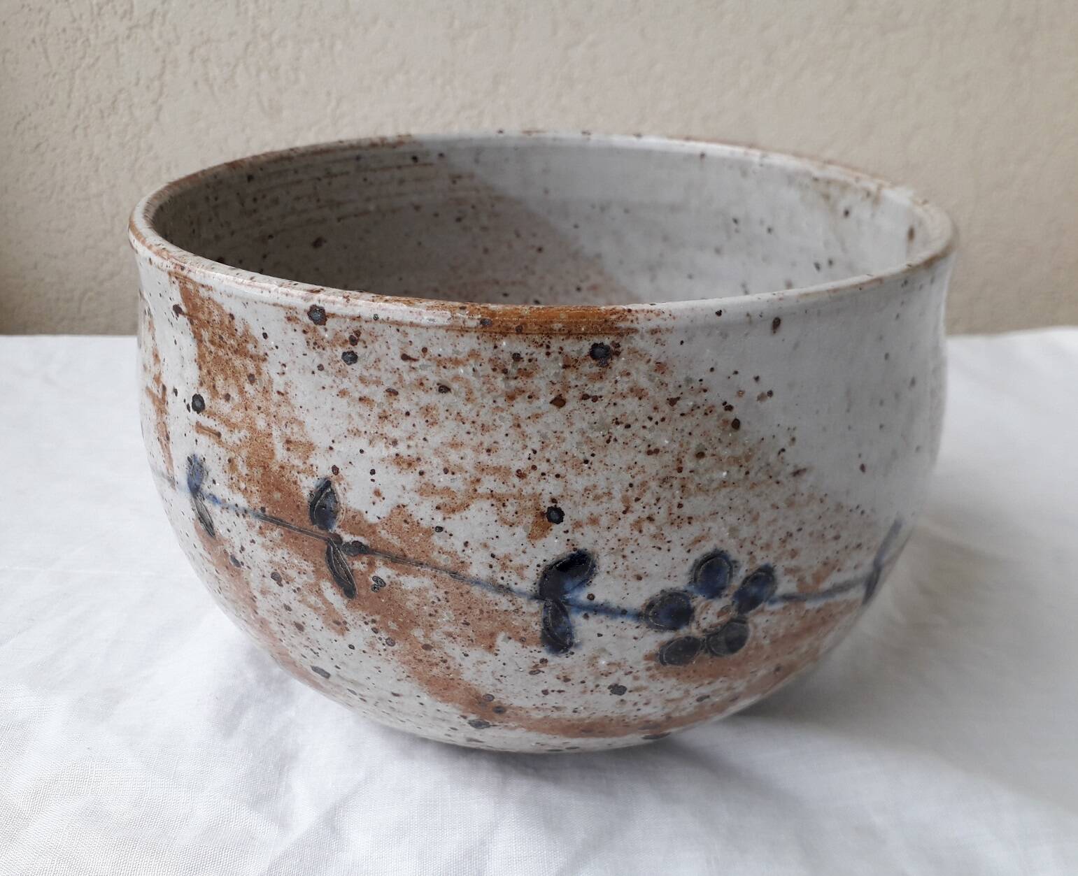 Stoneware salad bowl