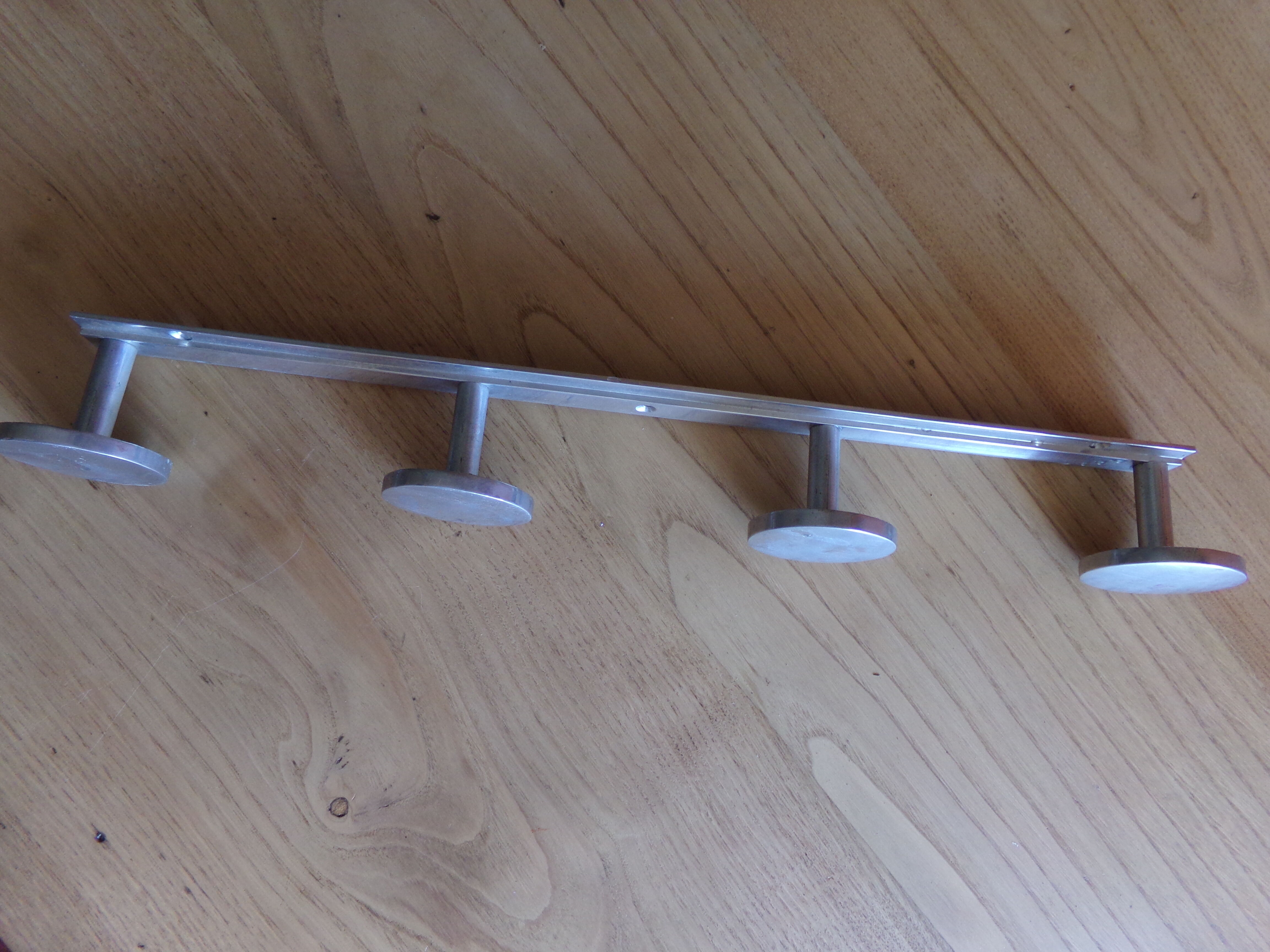 Wall-mounted coat rack 4 aluminum patères