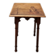 Table d'appoint française antique avec plateau marqueté, datant d'environ 1900.