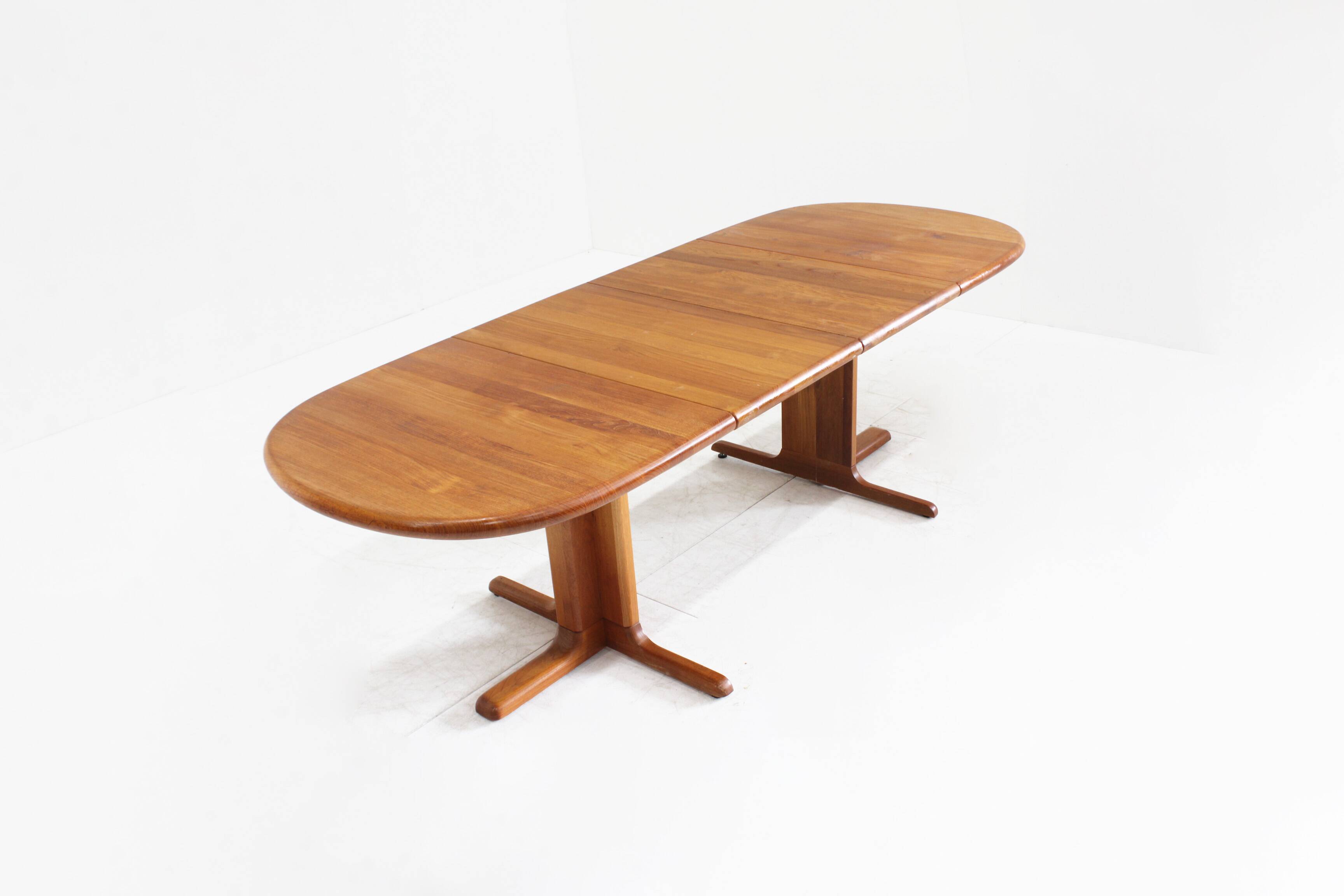 Table à manger ovale extensible vintage danoise en teck massif des années 1960