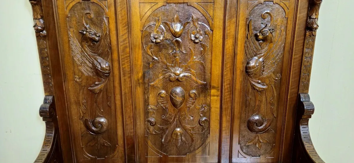 Renaissance bench chest in carved walnut – 19th century