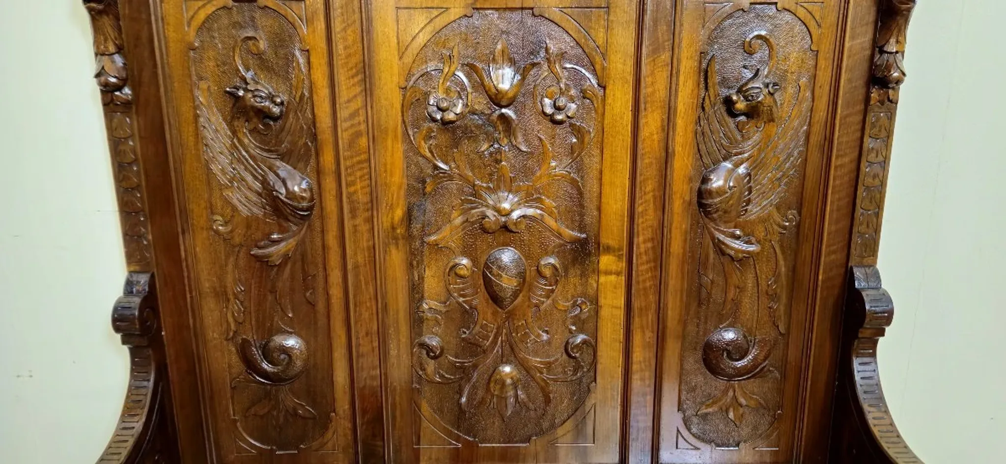 Coffre-banc Renaissance en noyer sculpté – XIXe siècle