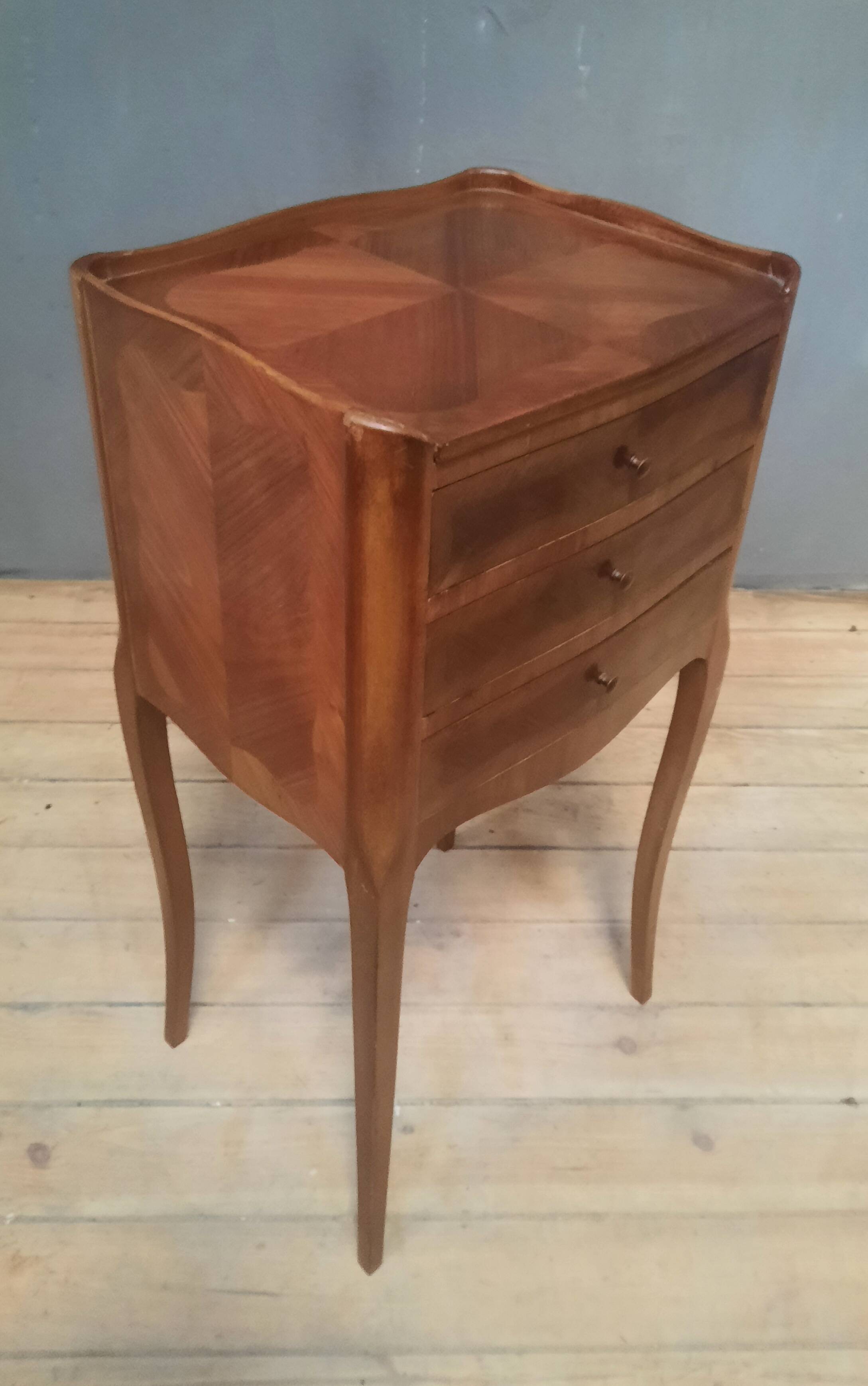 Louis XV style chest of drawers in veneered wood