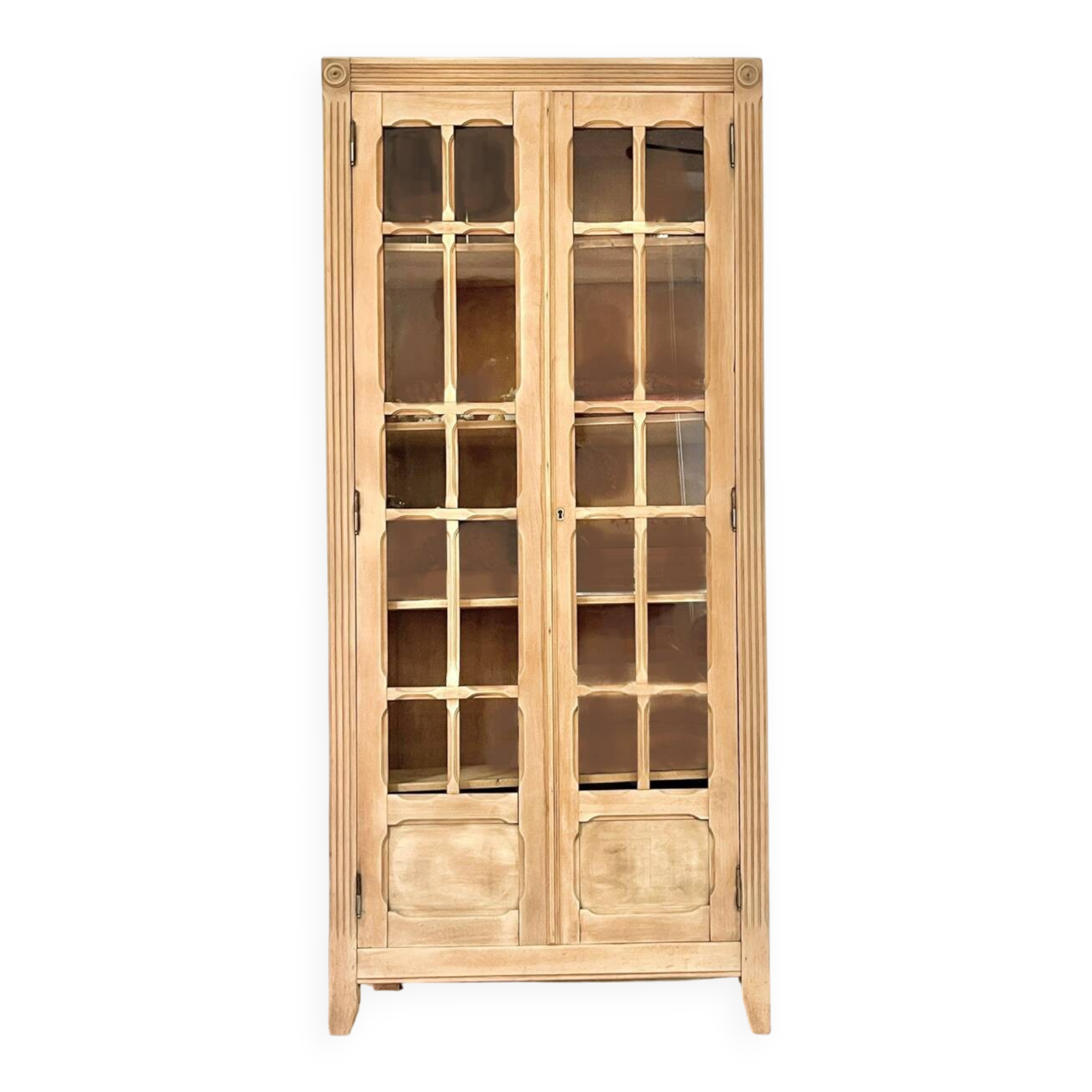 Armoire vitrée parisienne
