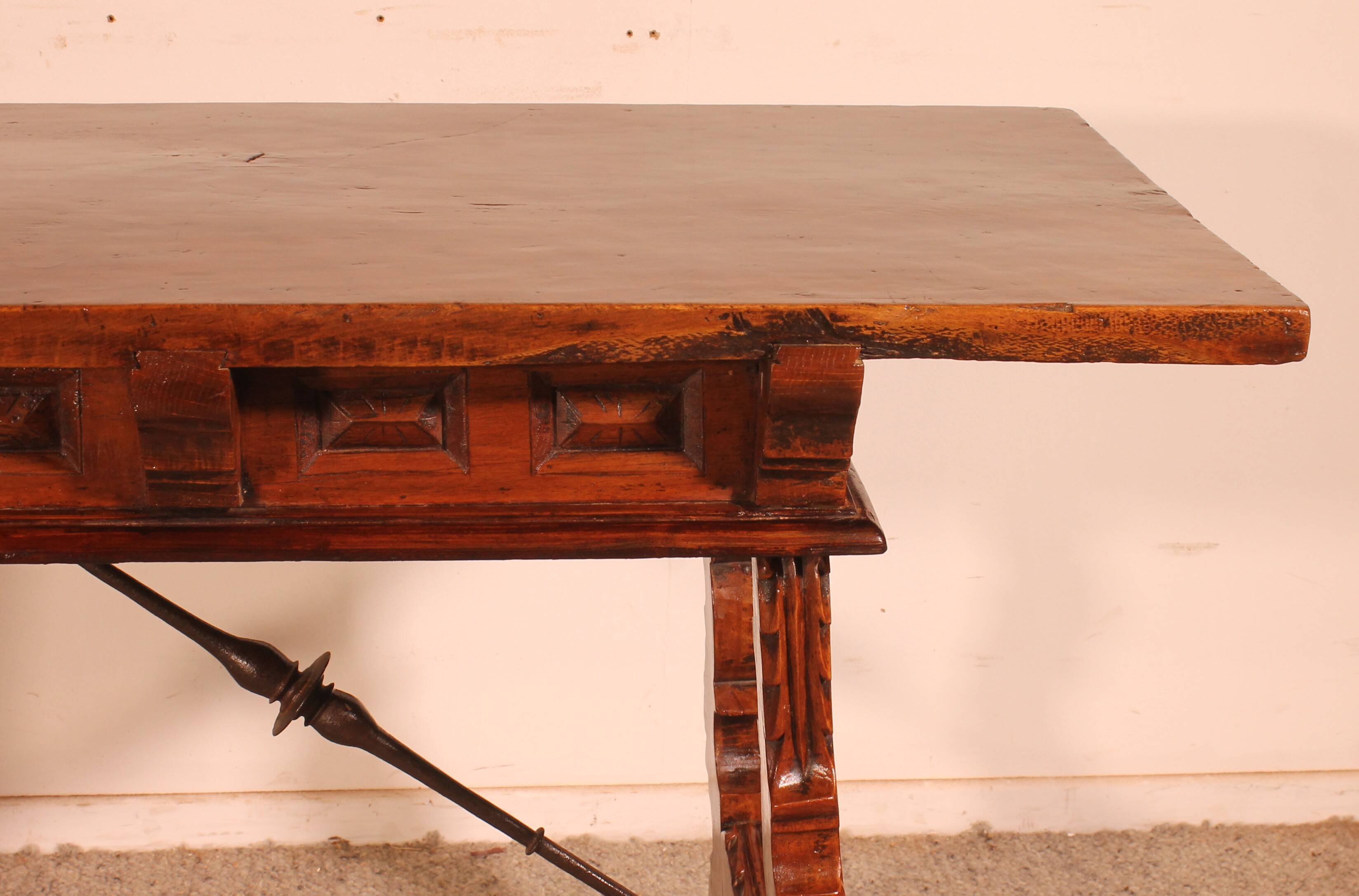 Spanish walnut console - 17th century