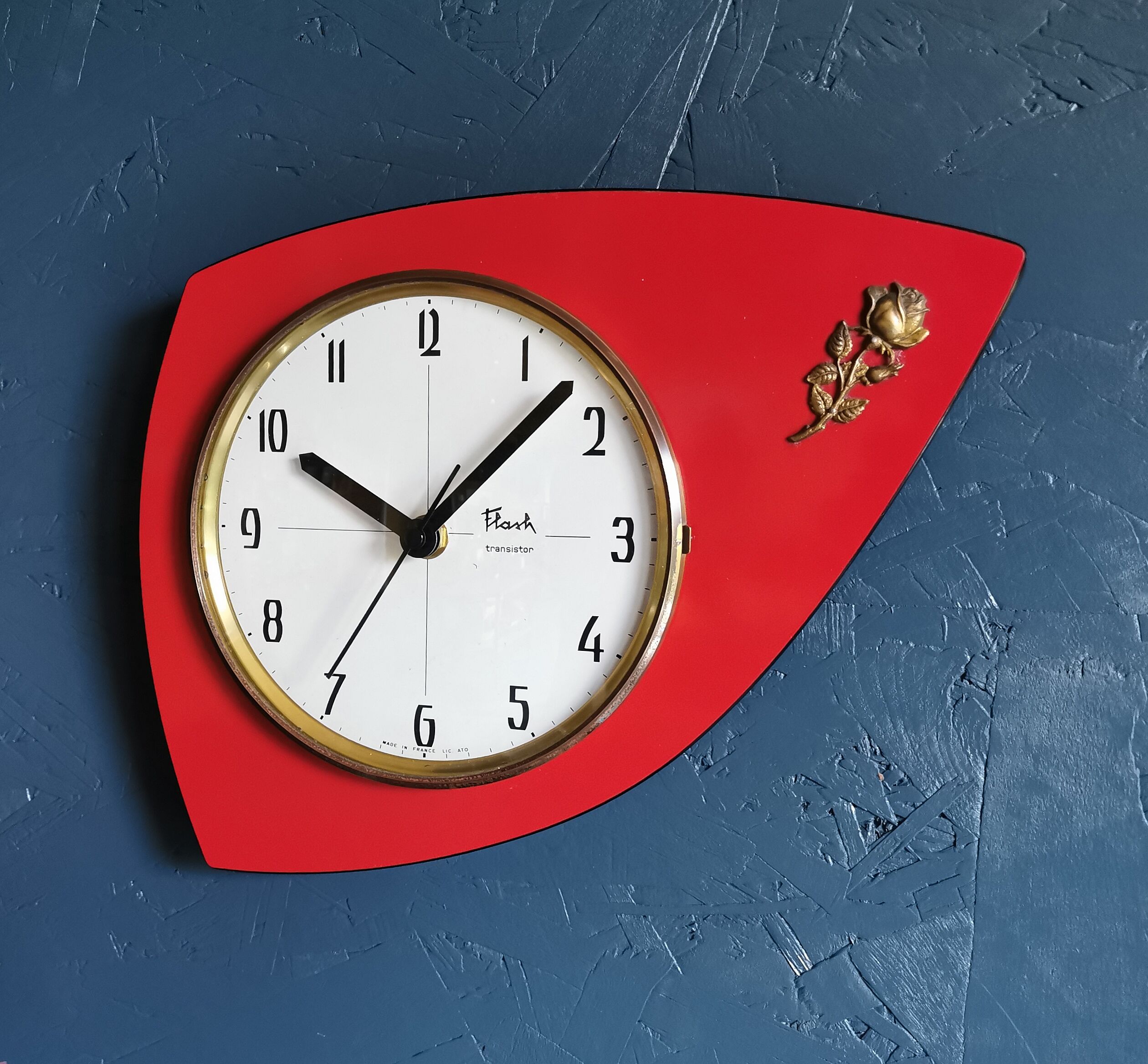 Vintage formica clock silent wall clock asymmetrical "Flash transistor red flower"