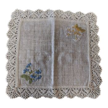 Embroidered placemat with lace