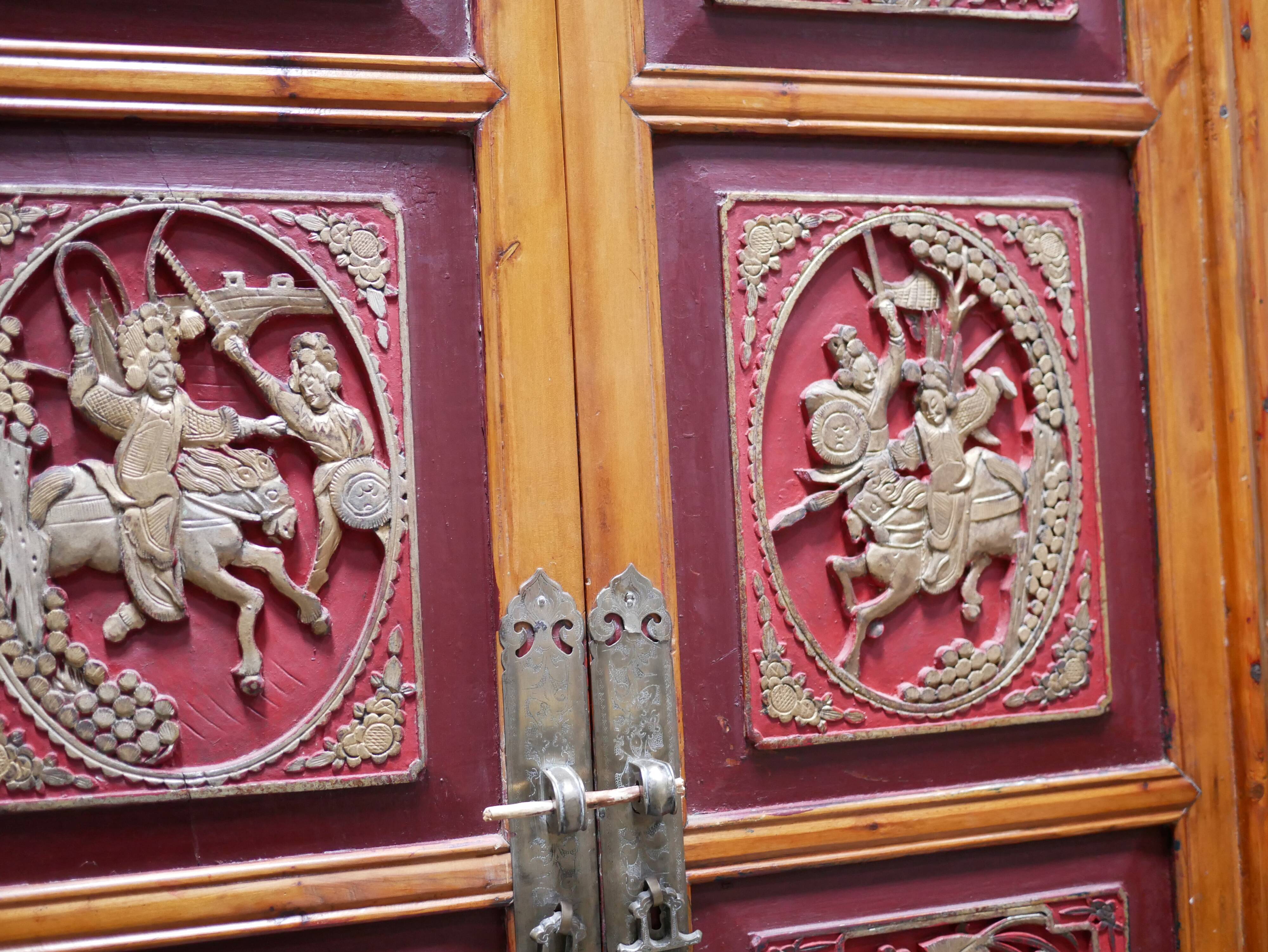 Armoire de mariage chinoise ancienne en orme sculpté et laqué – École de Ni