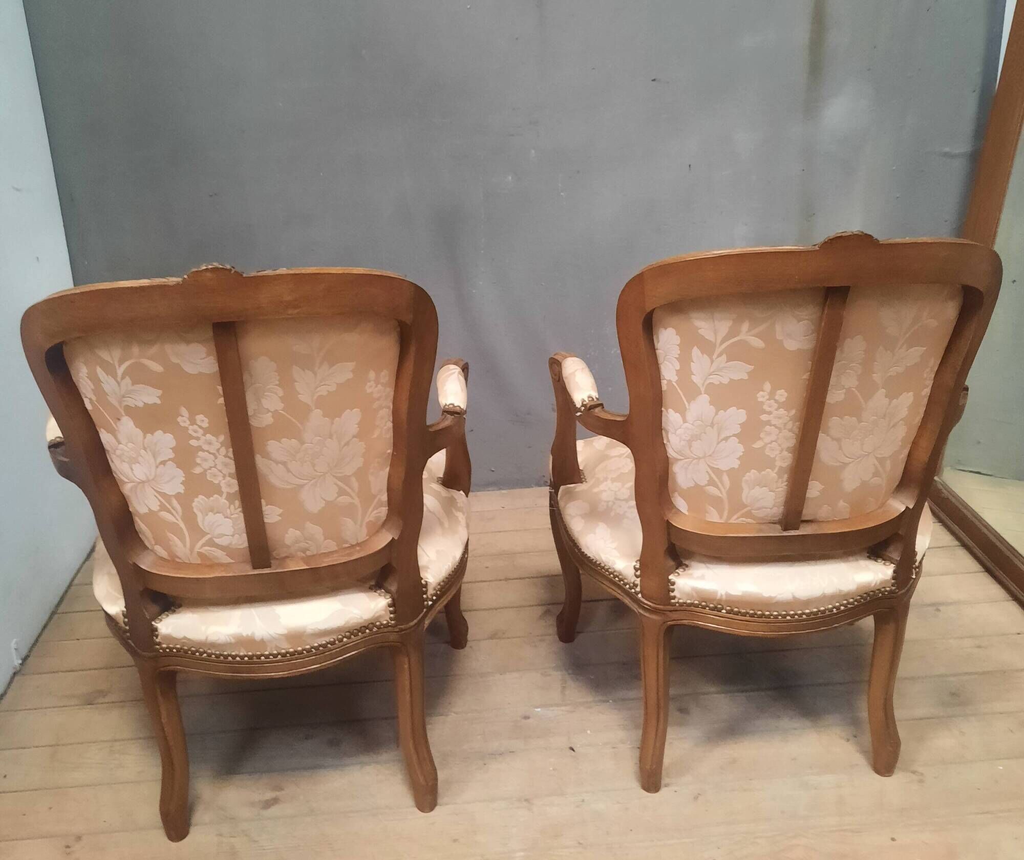 Paire de fauteuils tapissés de style Louis XV