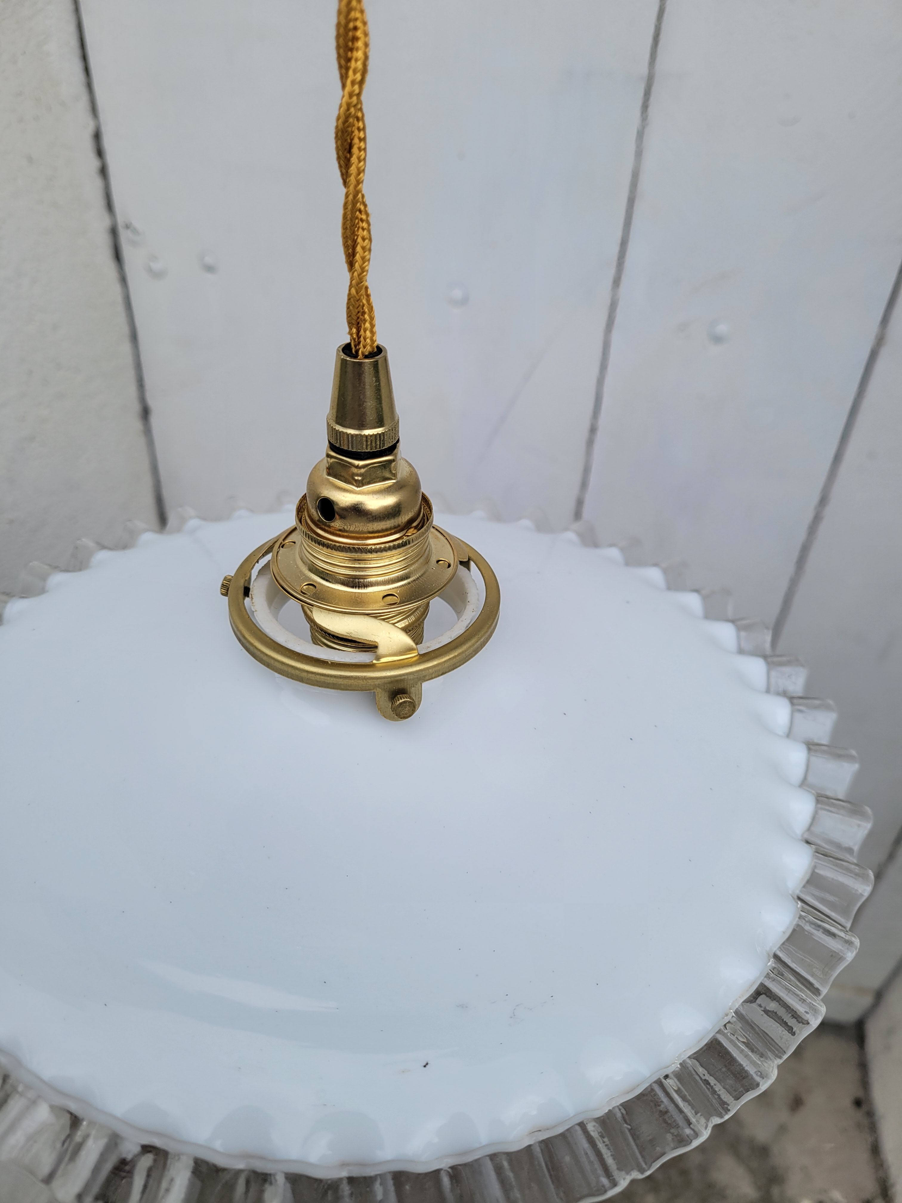 Serrated opaline suspension