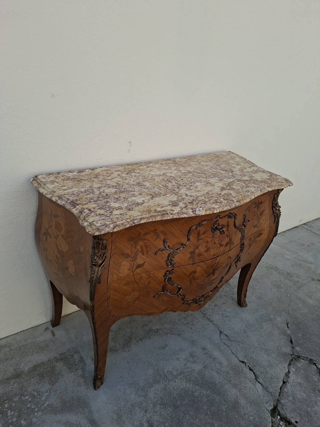 Commode style Louis XV en marqueterie et bois de rose