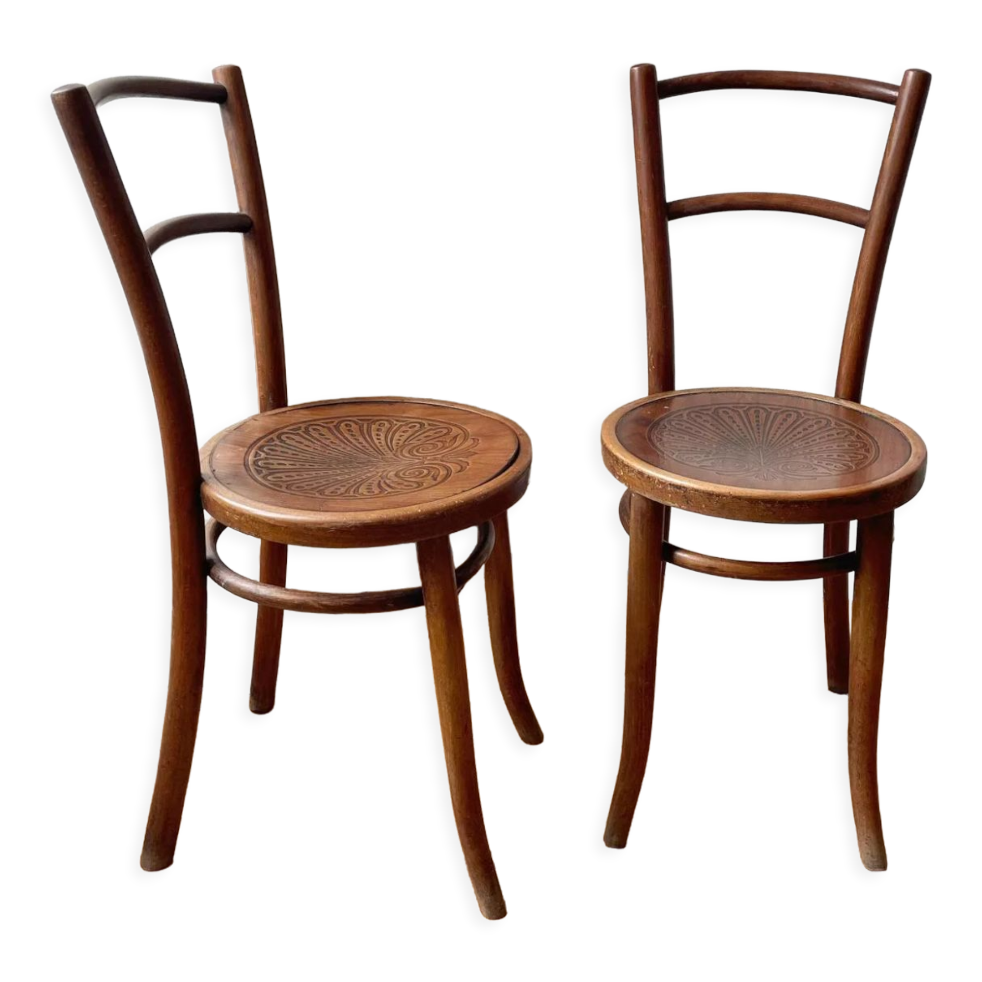Lot 2 wooden Thonet bistro chairs