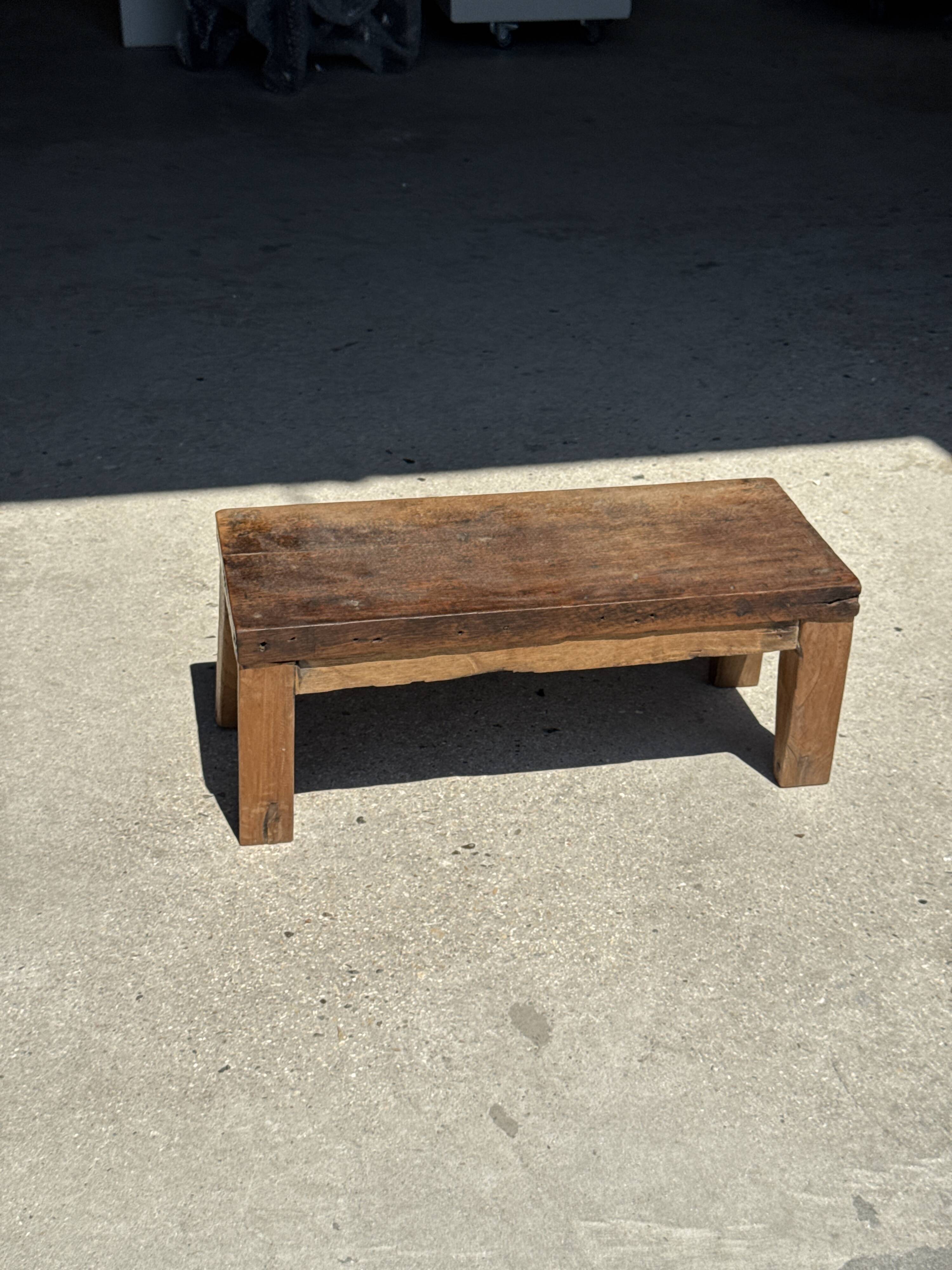 Petit banc en teck ancien rectangulaire quadripode d'Indonésie H20 L45
