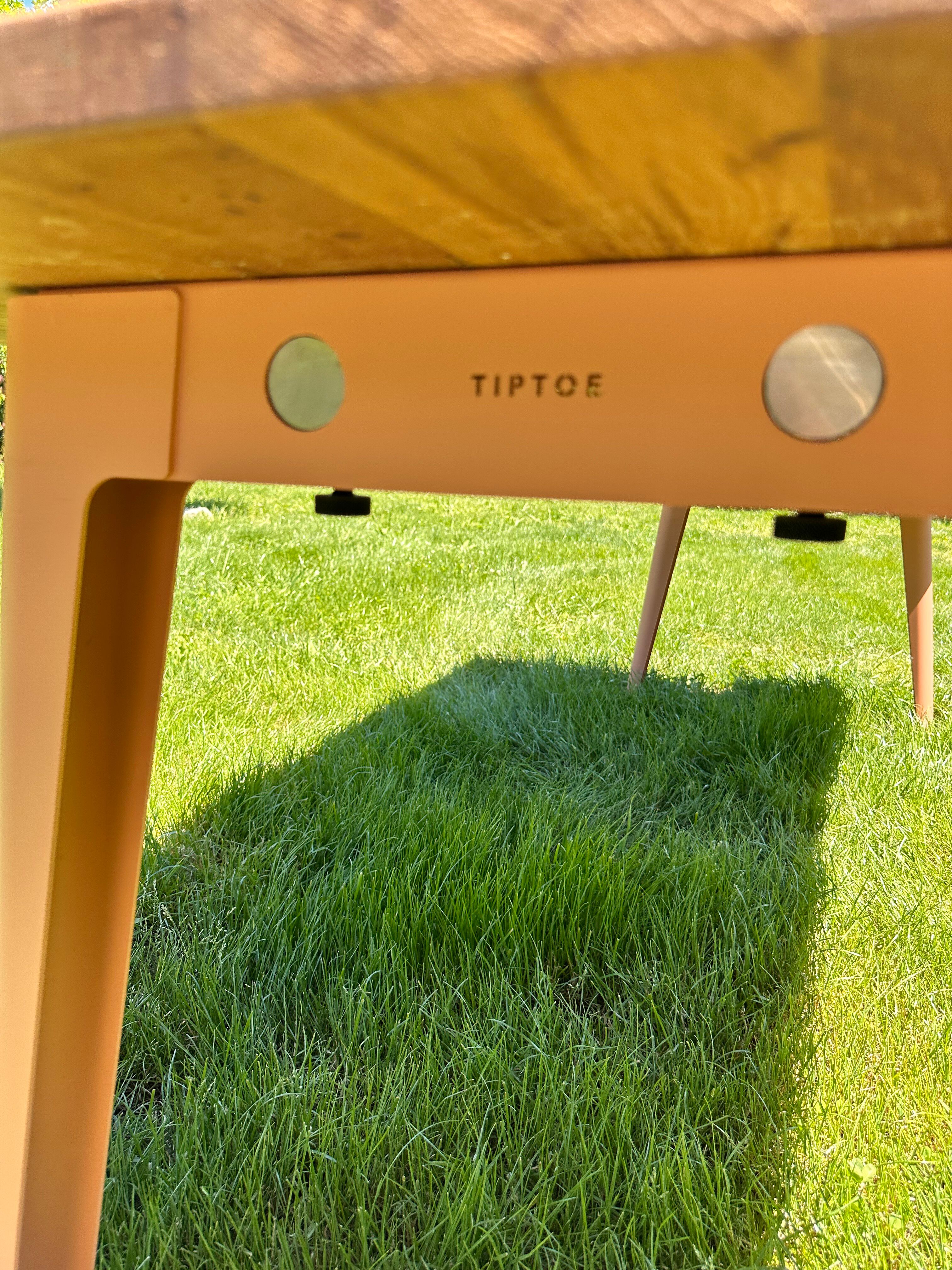 Dining table tip toe for 10 people.