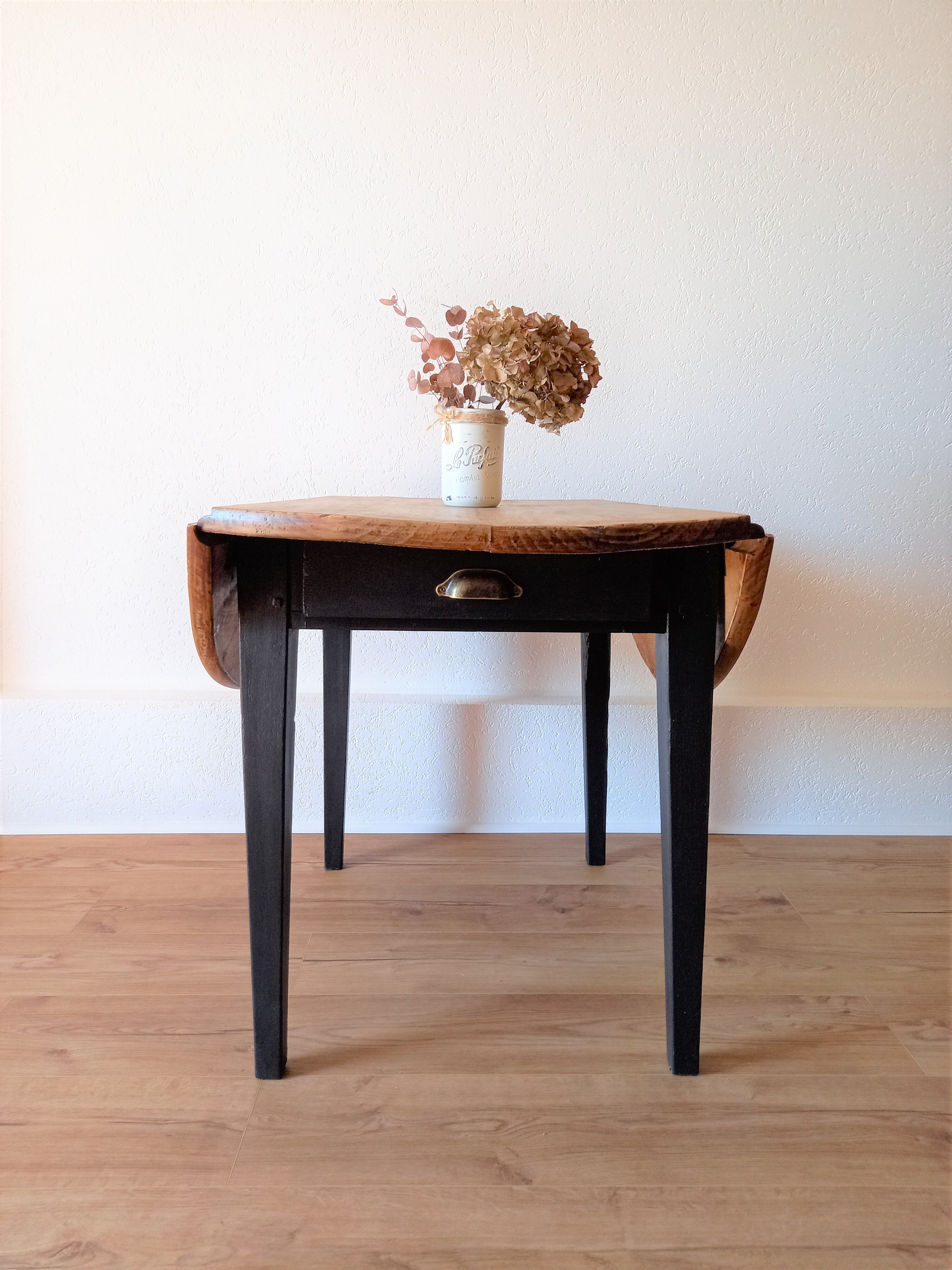 Round table with flaps