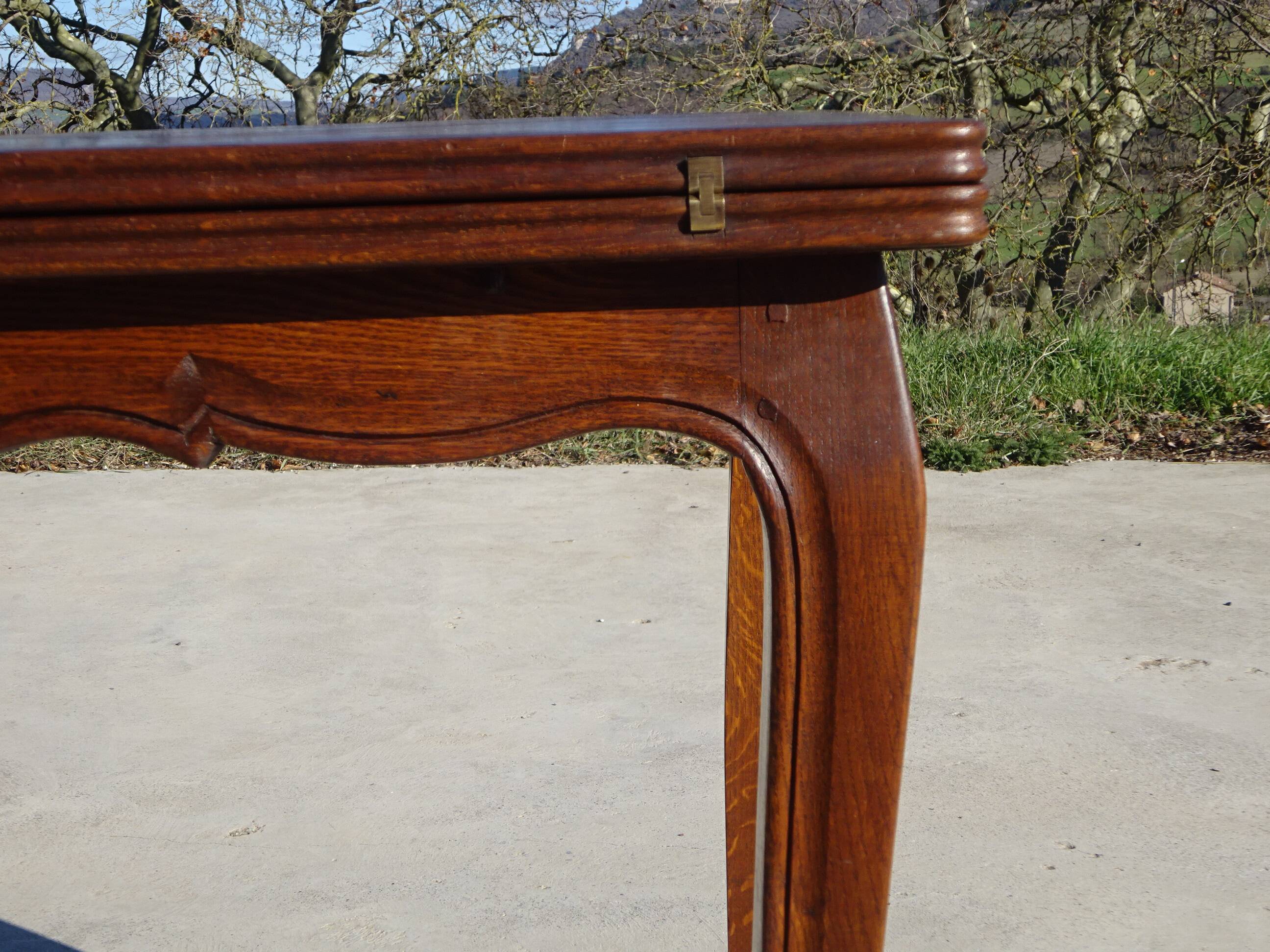 Extendable oak wallet table