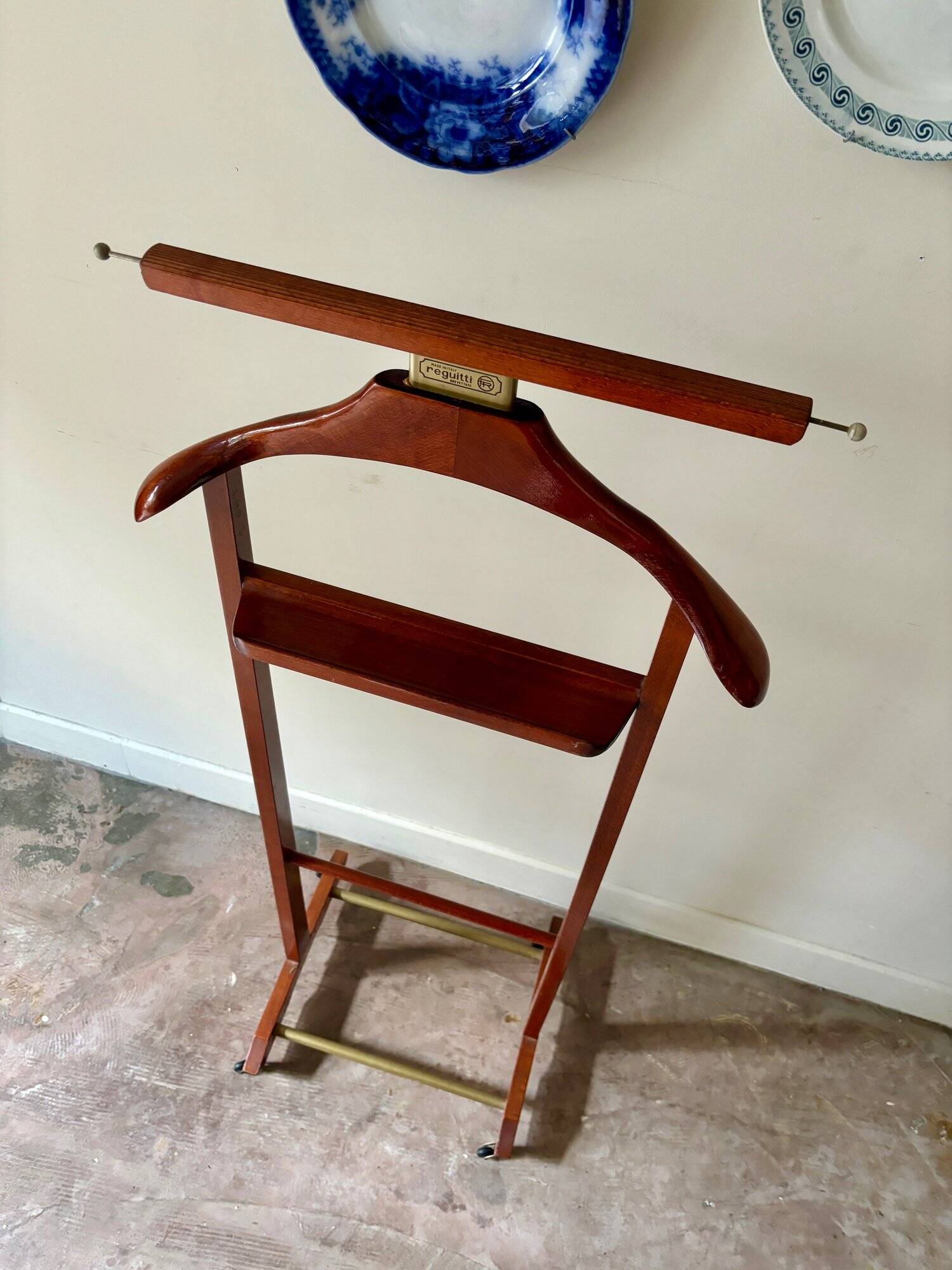 Reguitti valet on casters in dark wood