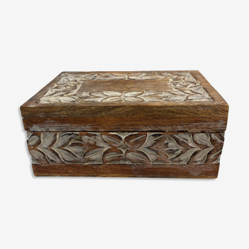 Carved wooden box pattern leaves