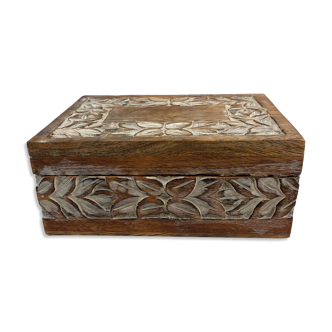 Carved wooden box pattern leaves